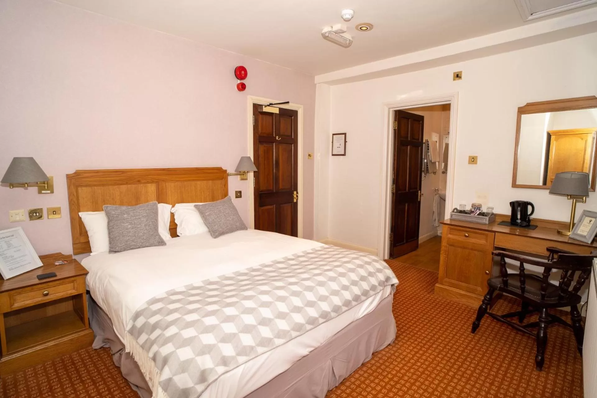 Bedroom, Bed in The Silver Cup