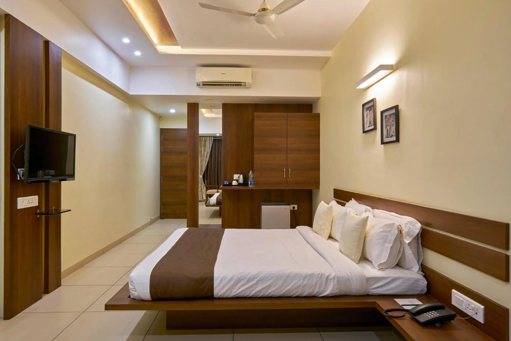 Bedroom, Bed in Hotel 3 Leaves NEAR CENTRAL BUS STAND