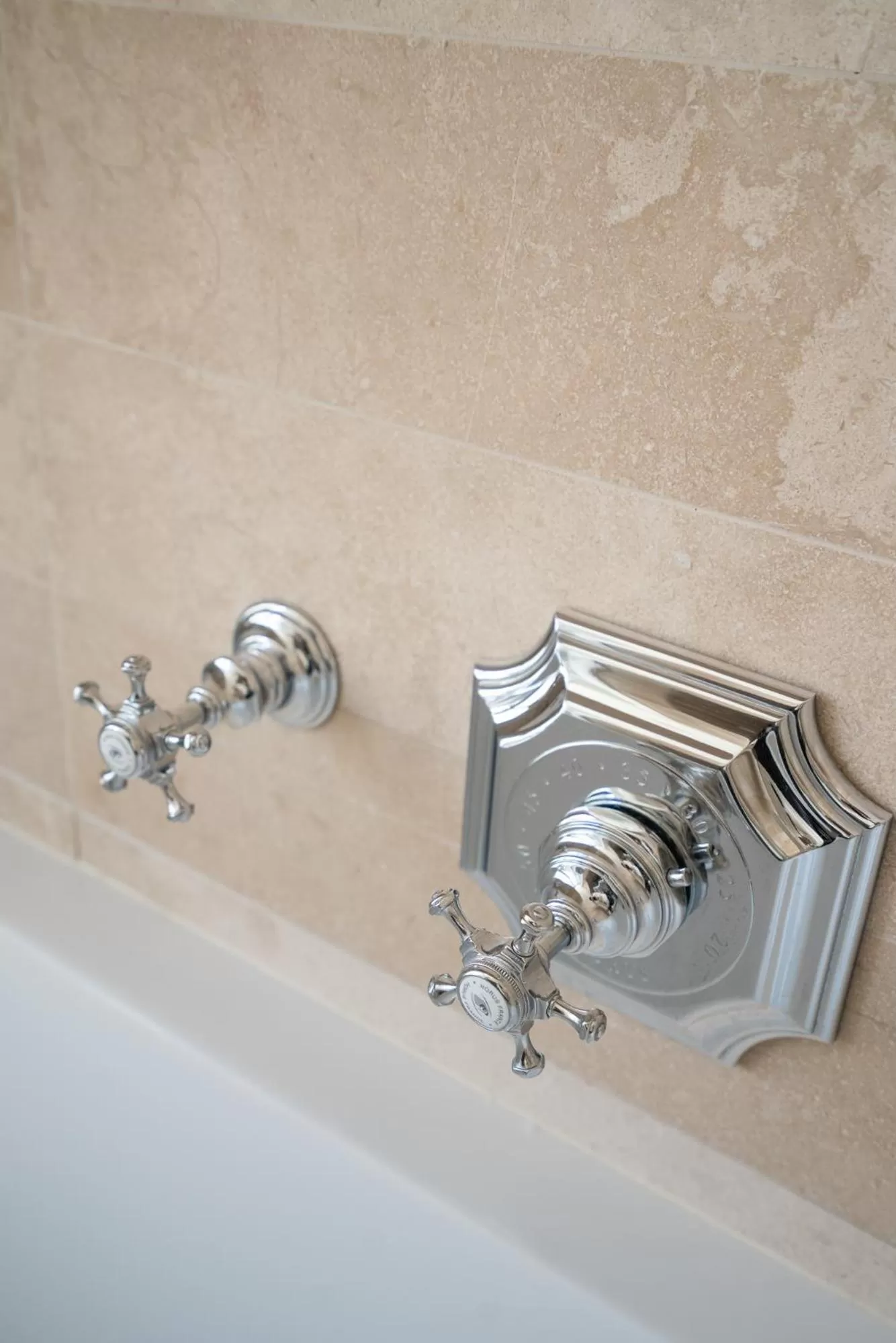 Bathroom in Hotel Saint-Louis en L'Isle - Notre-Dame