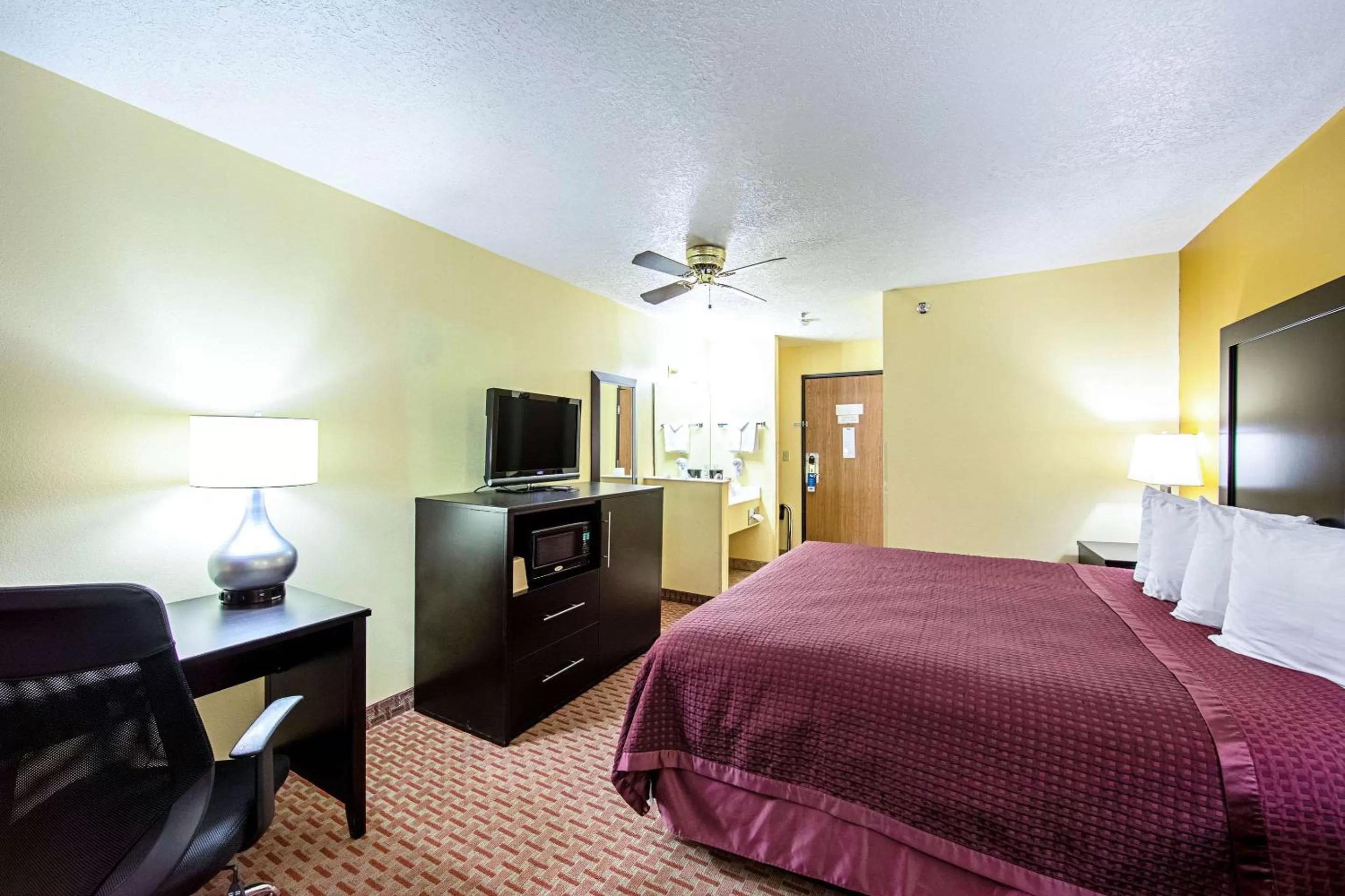 Photo of the whole room, Bed in Rodeway Inn & Suites Monticello