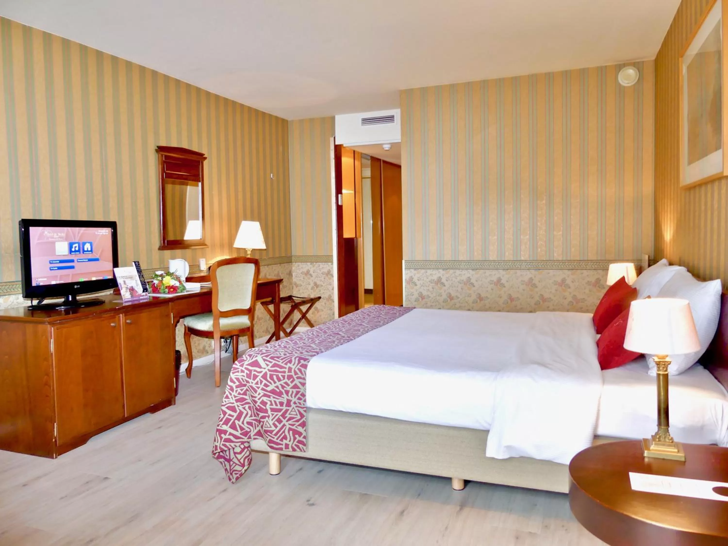 Photo of the whole room, Bed in Golden Tulip Hotel de’ Medici