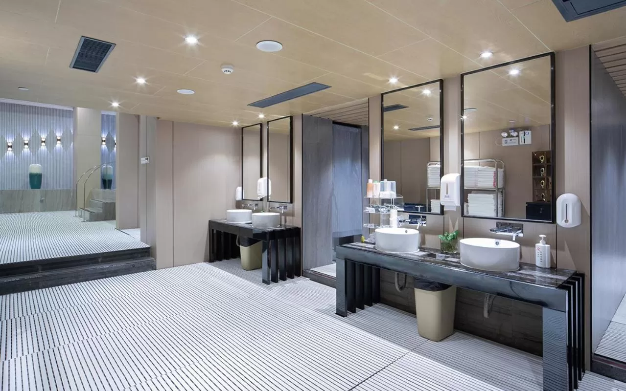 Bathroom, Bed in Zhuhai Palm Spring Hotel