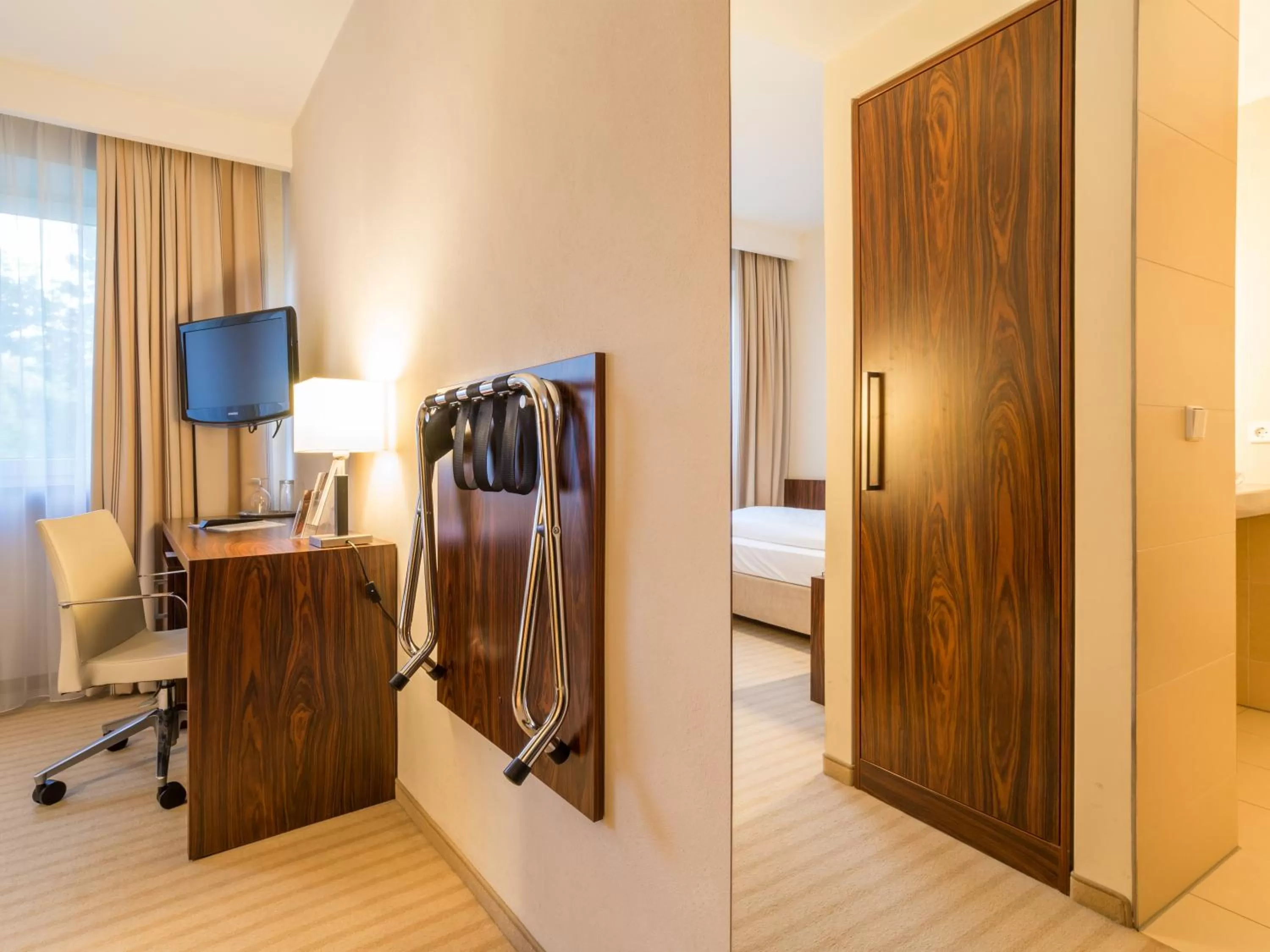 Bedroom, Bed in Hotel an der Oper