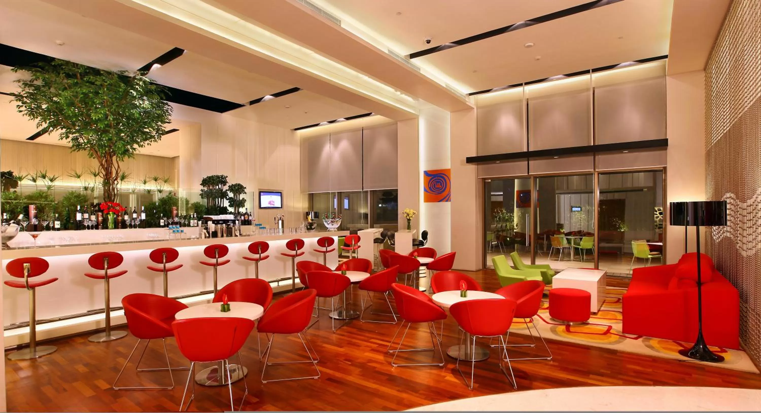 Lounge or bar in ibis New Delhi Aerocity - An Accor Brand