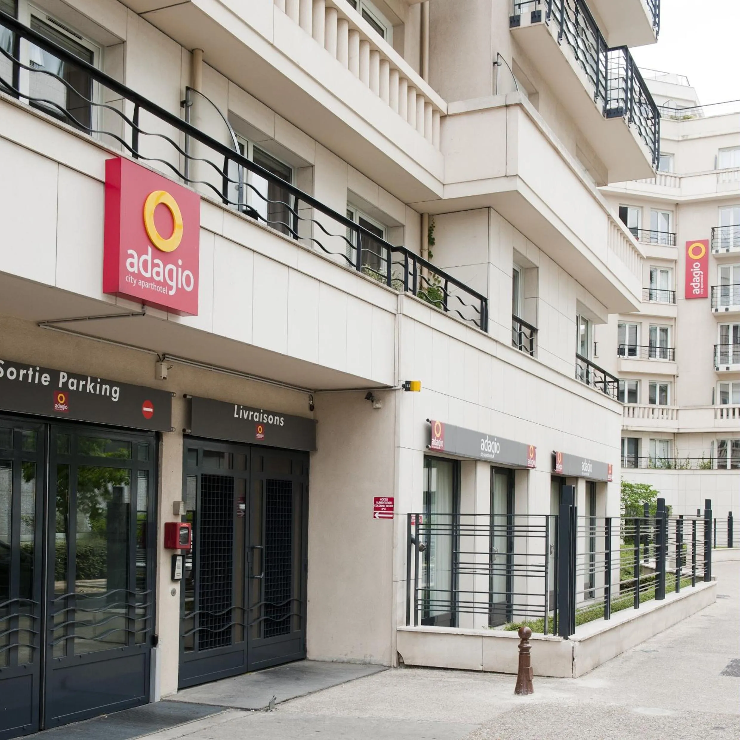 Facade/entrance in Aparthotel Adagio Porte de Versailles