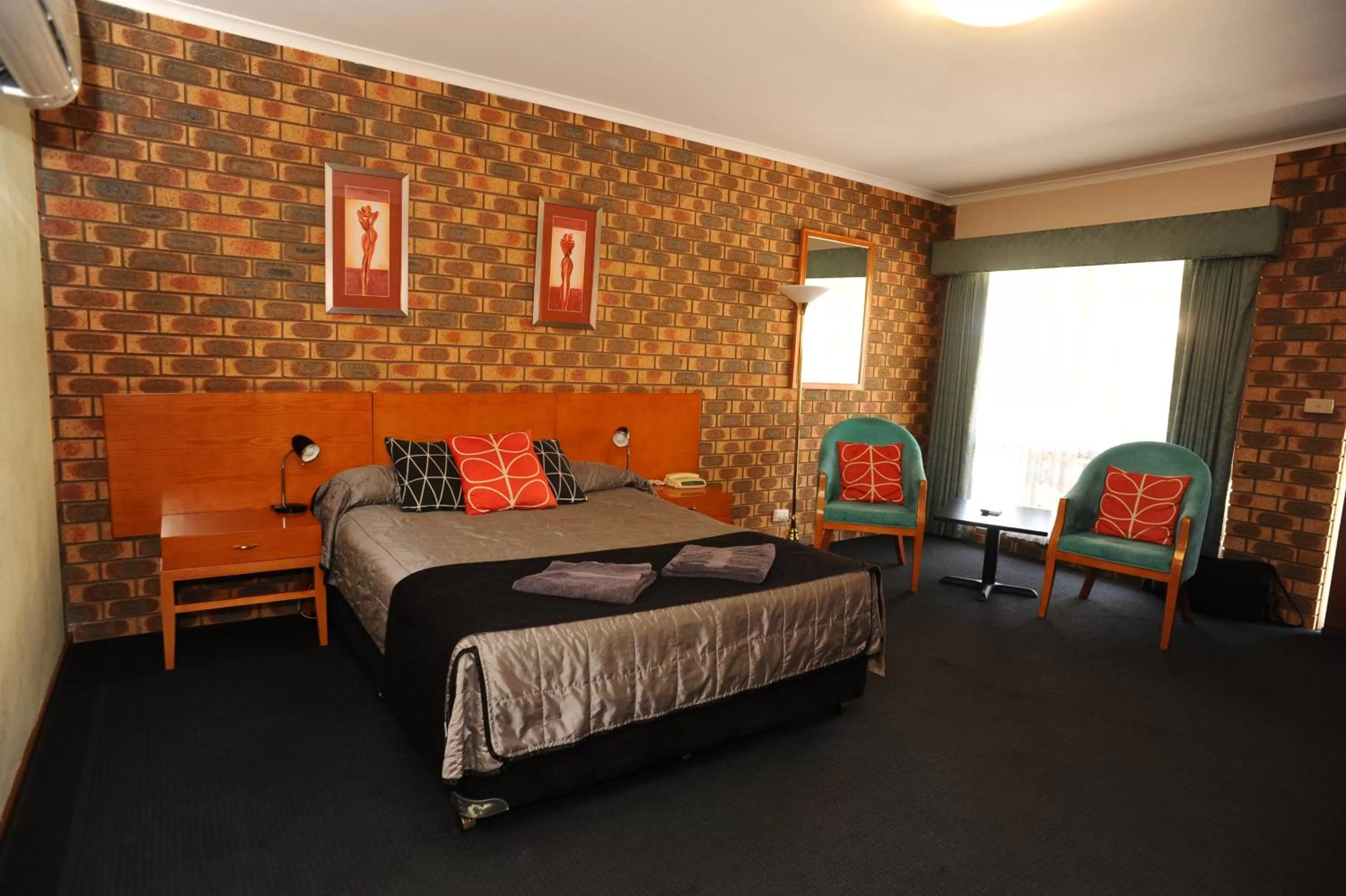 Bedroom, Bed in Horsham Mid City Court Motel