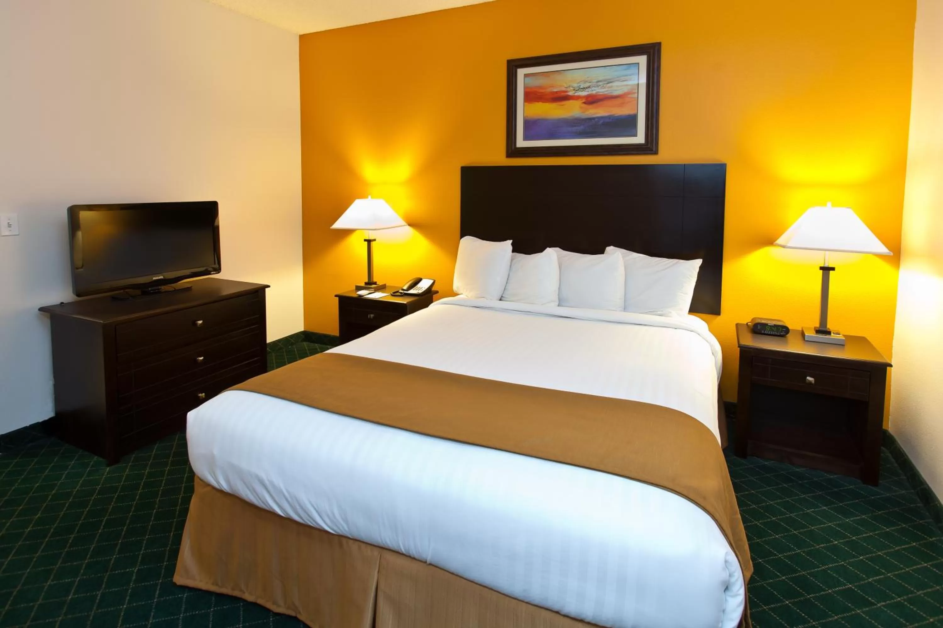 Bedroom, Bed in Landmark Inn Fort Irwin