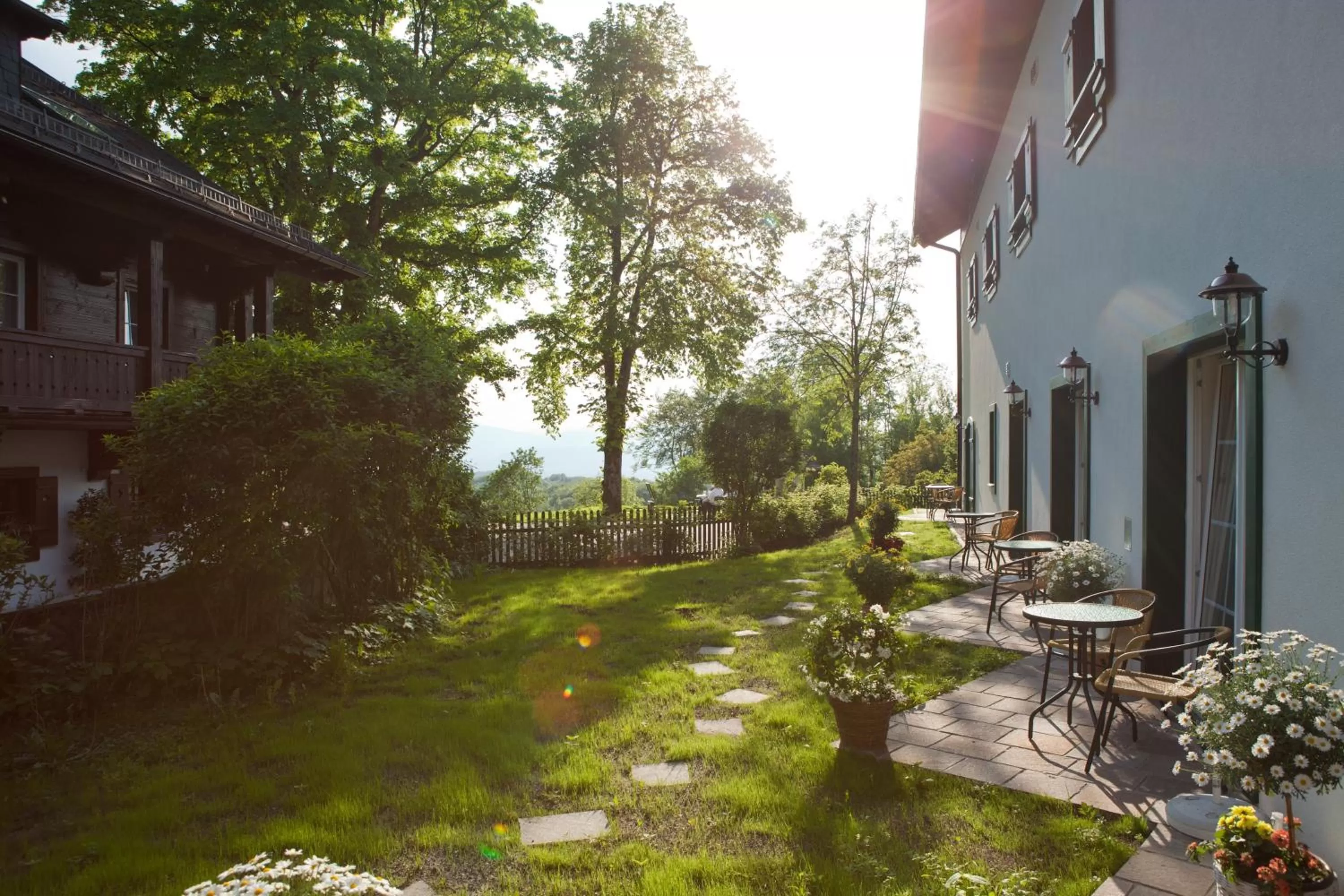 Patio in Romantik Hotel Die Gersberg Alm mit Panoramablick auf Salzburg