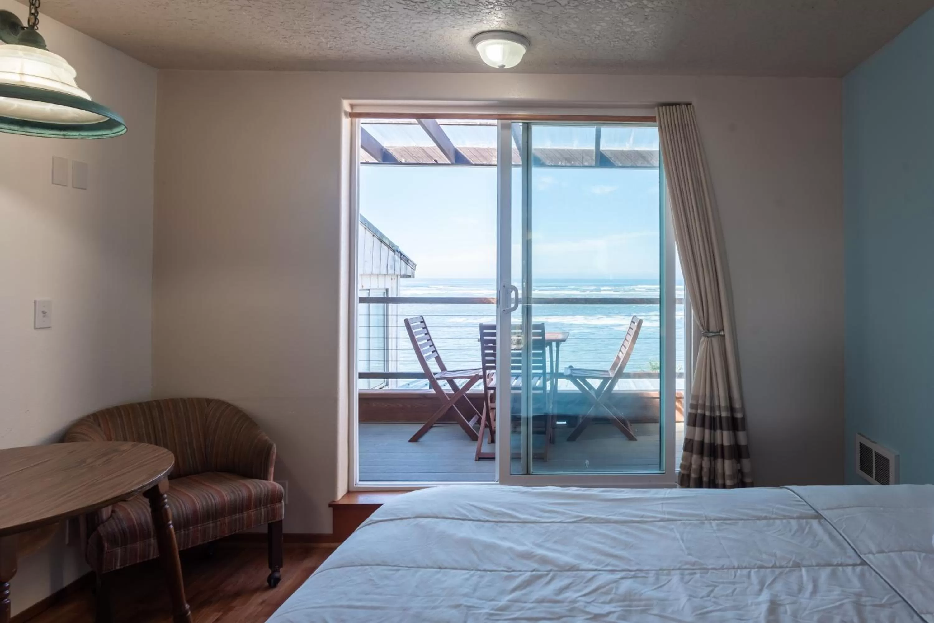 Balcony/Terrace, Bed in Terimore Lodging by the Sea