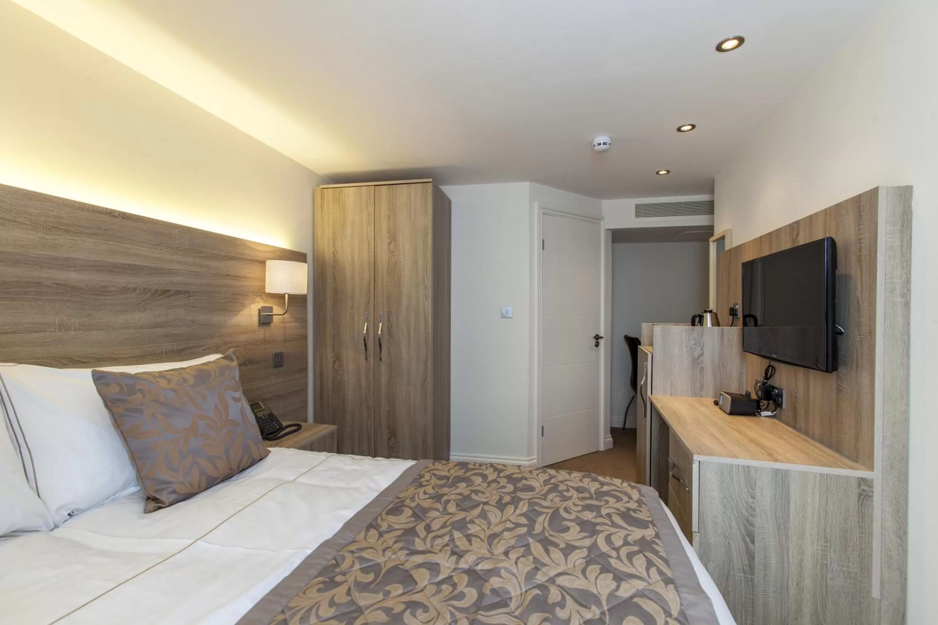 TV and multimedia, Bed in Hotel Shepherds Bush London