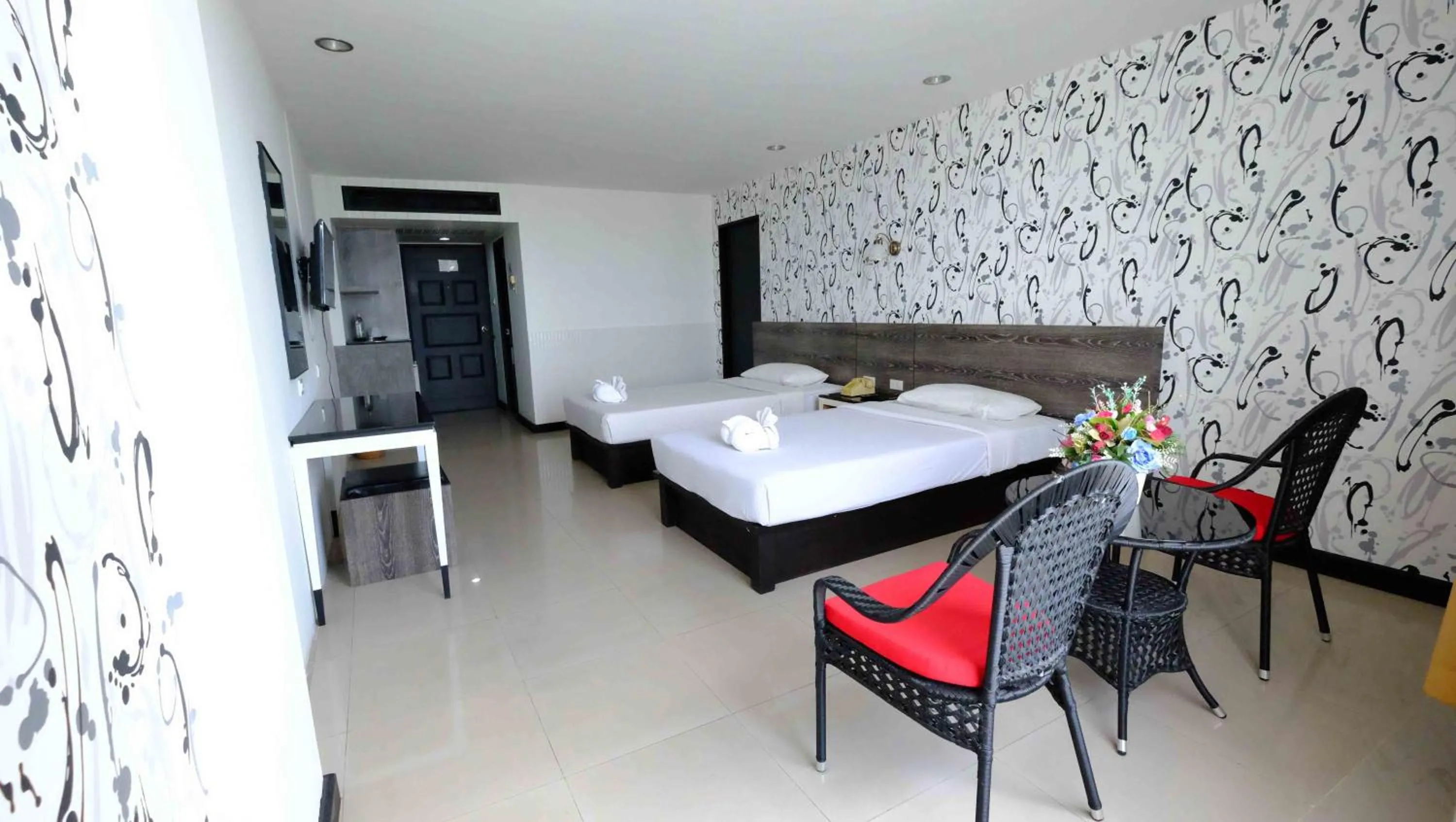 Photo of the whole room, Bed in Welcome Plaza Hotel Pattaya