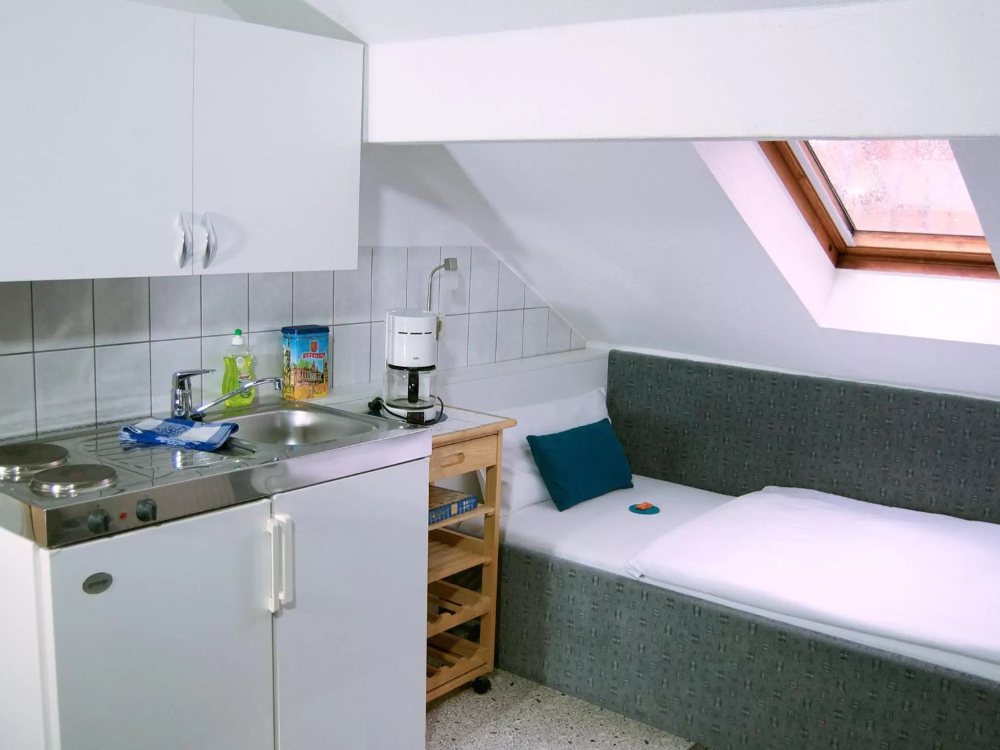 Kitchen or kitchenette, Bed in Hotel Am Hillmannplatz Nr.1