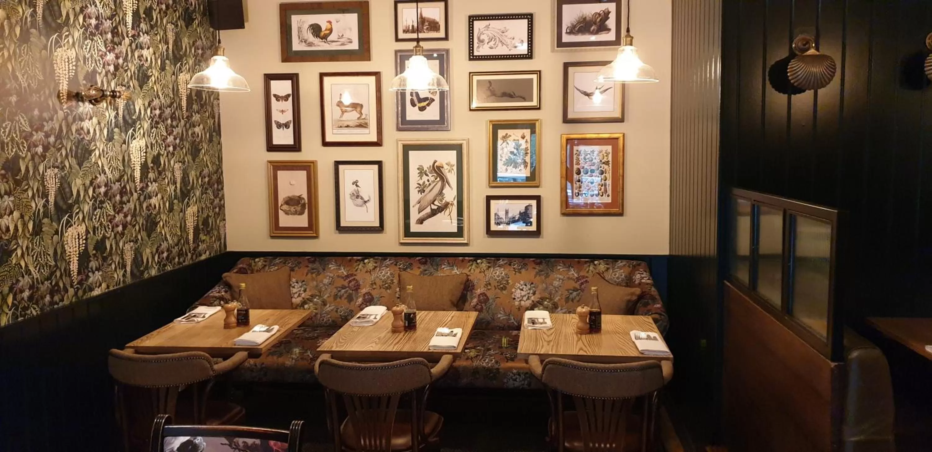 Restaurant/places to eat in The Red Lion Hawkshaw