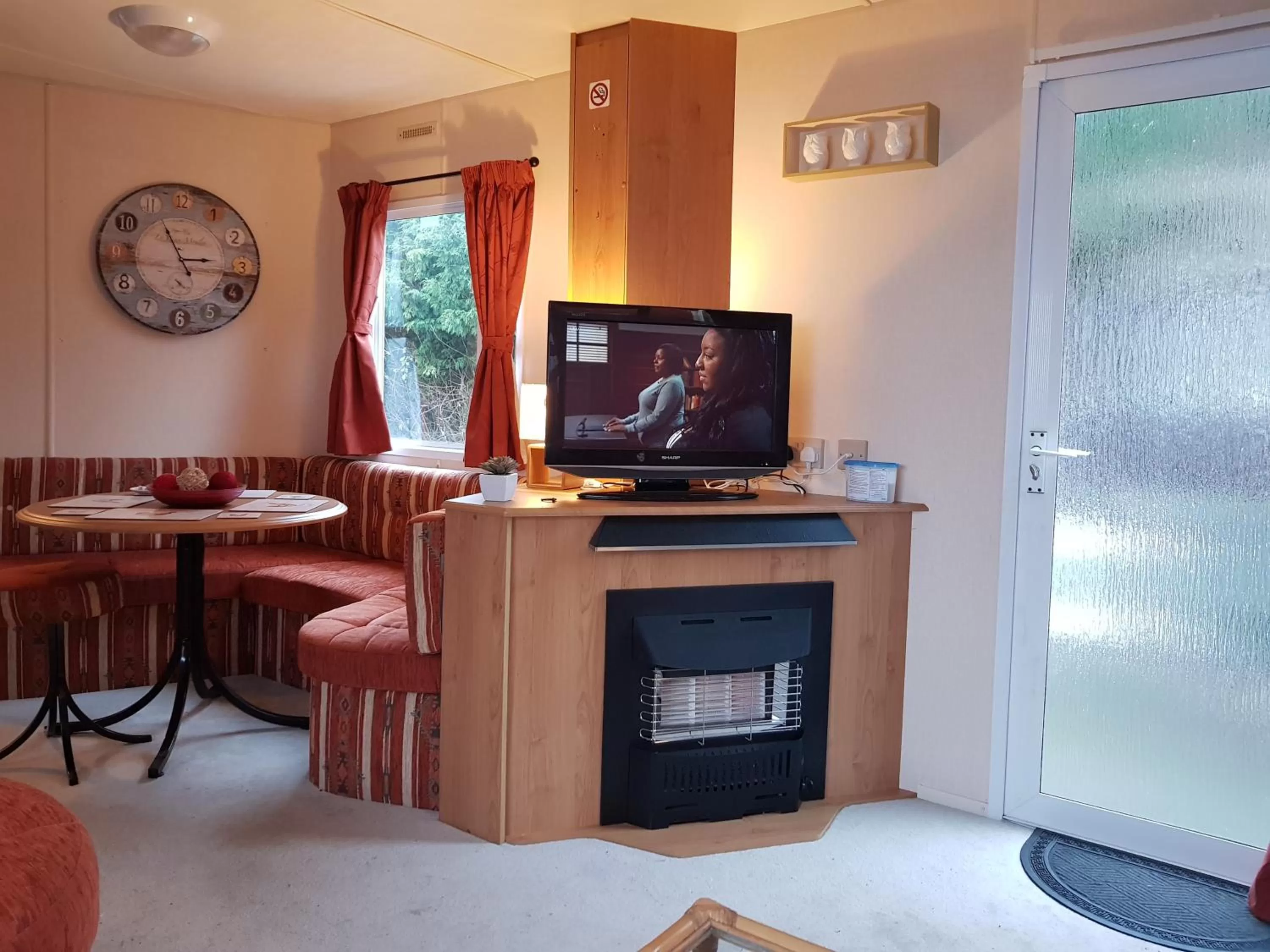 TV and multimedia in the jackdaw pub SELF CATERING STATIC CARAVAN free breakfast supplied