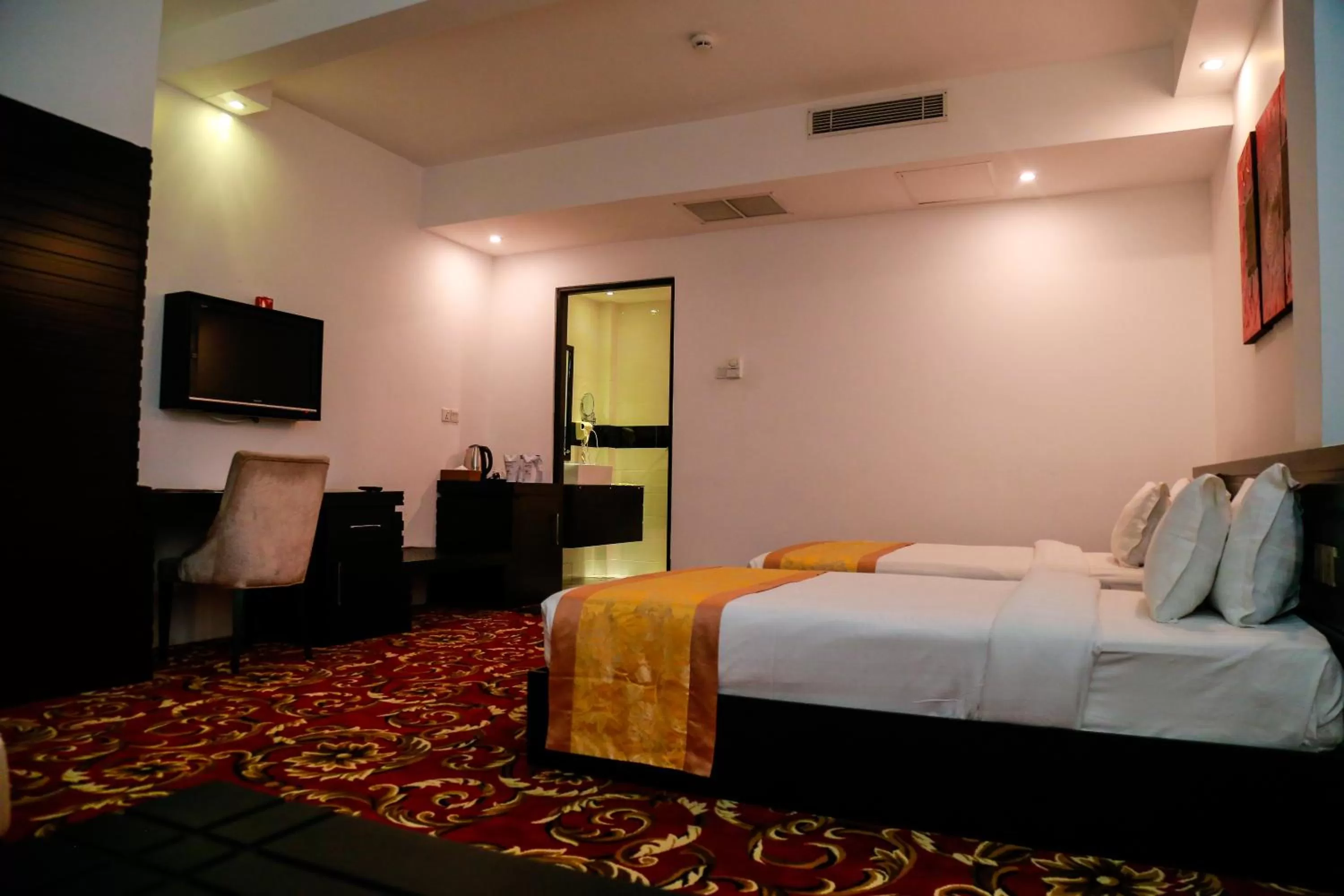 TV and multimedia, Bed in The Covanro Airport Hotel - Katunayake