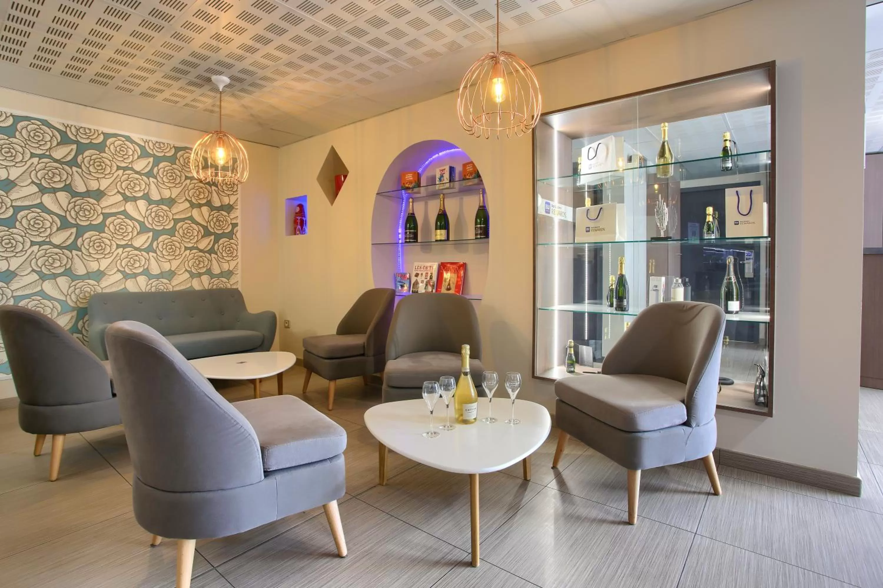 Lounge or bar in Sure Hotel by Best Western Reims Nord