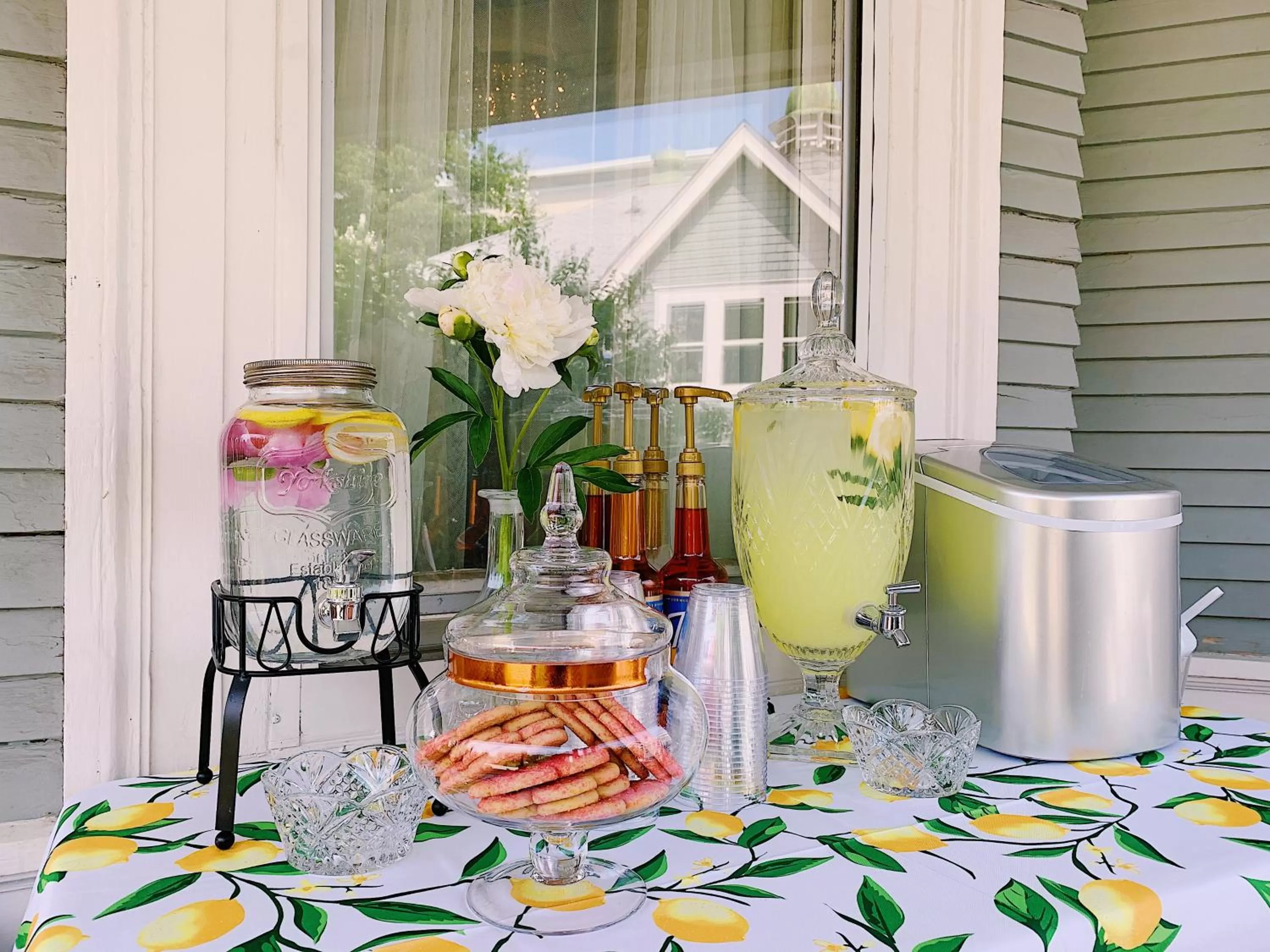 Food and drinks in 300 Clifton