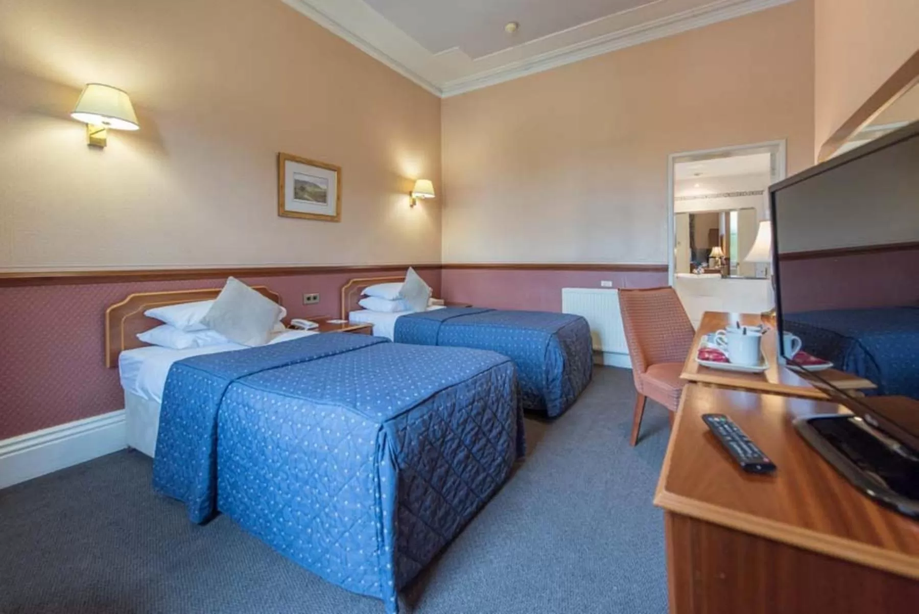 Photo of the whole room, Bed in Cairn Hotel