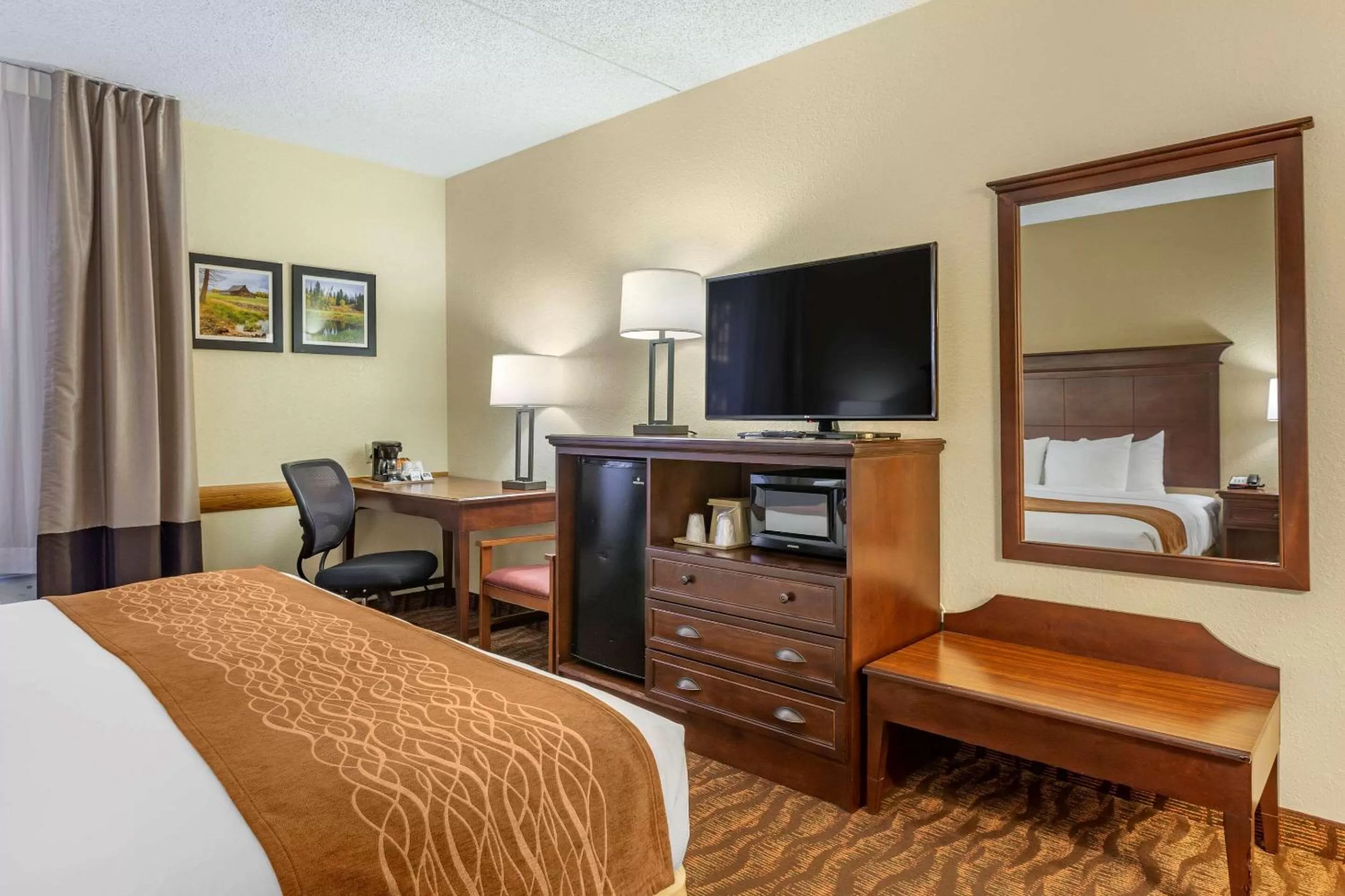 Photo of the whole room, Bed in Comfort Inn & Suites Branson Meadows