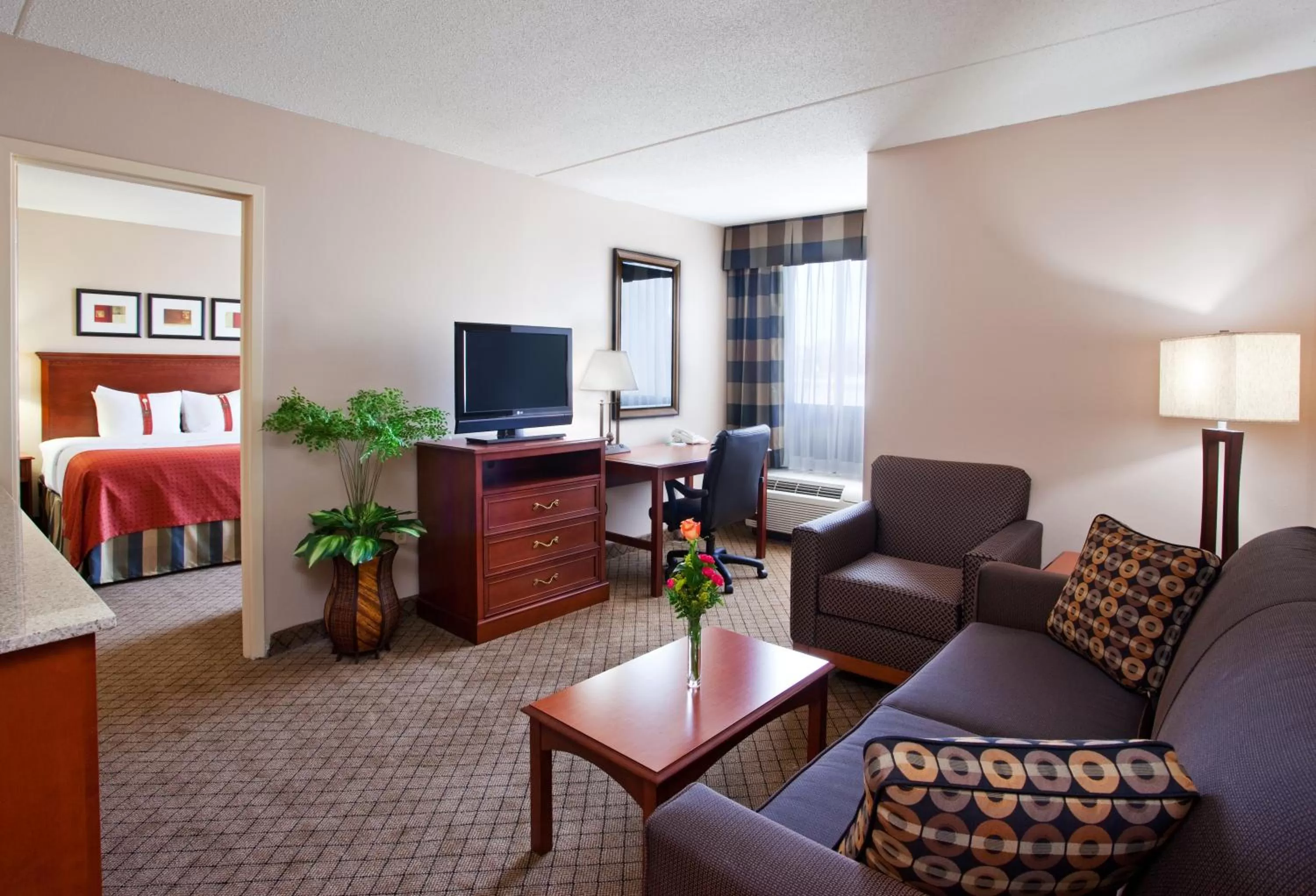 Living room in Holiday Inn Cincinnati-Eastgate by IHG