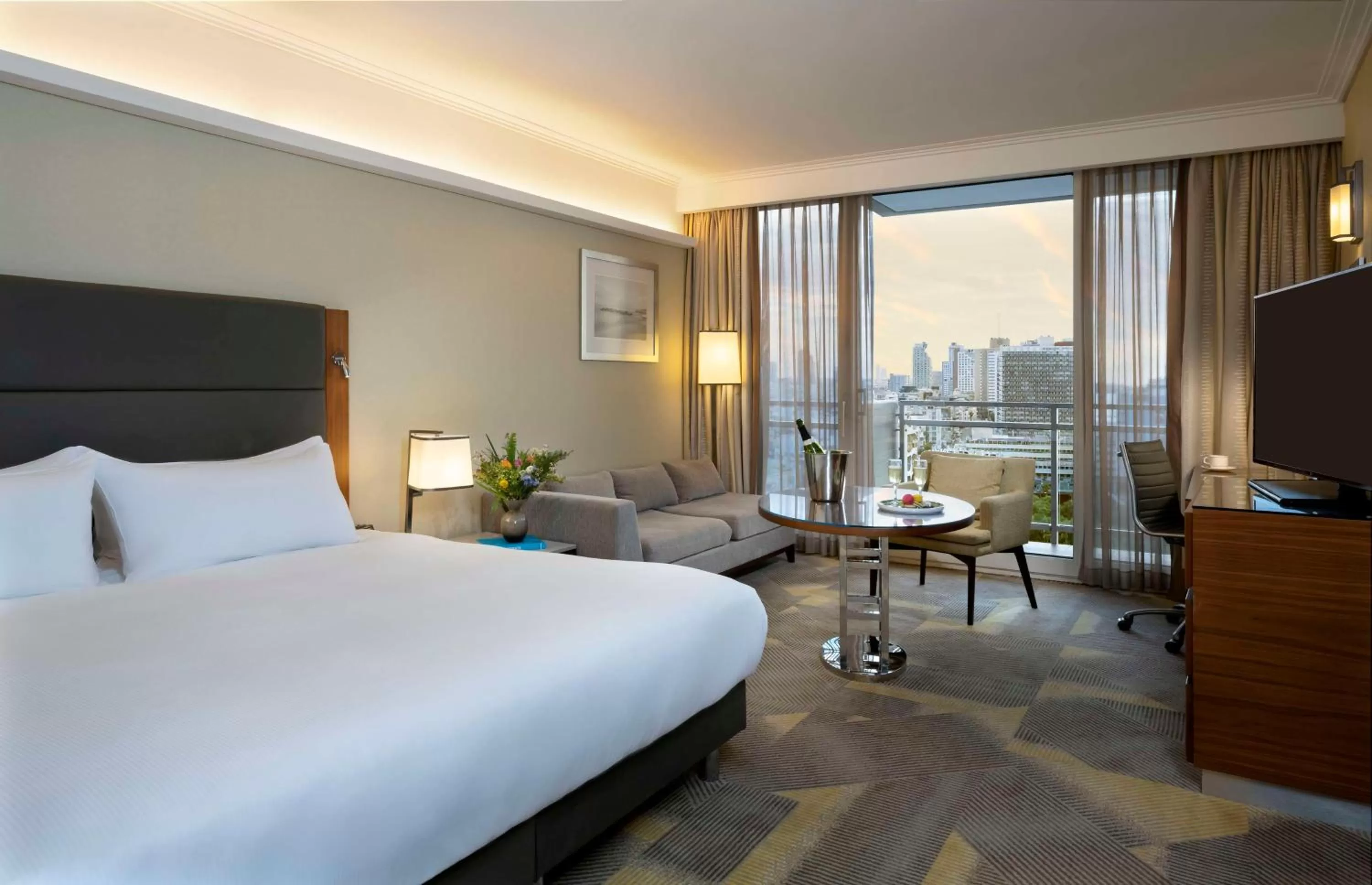 Living room, Bed in Hilton Tel Aviv Hotel