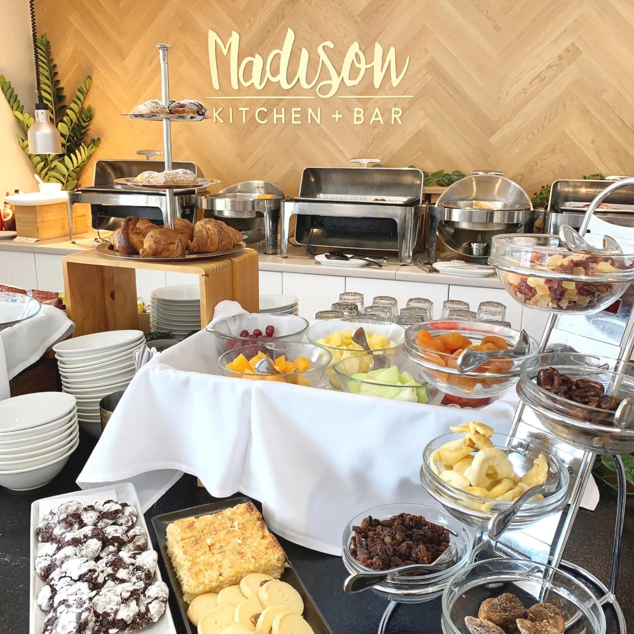 Buffet breakfast in Mercure Charlestown