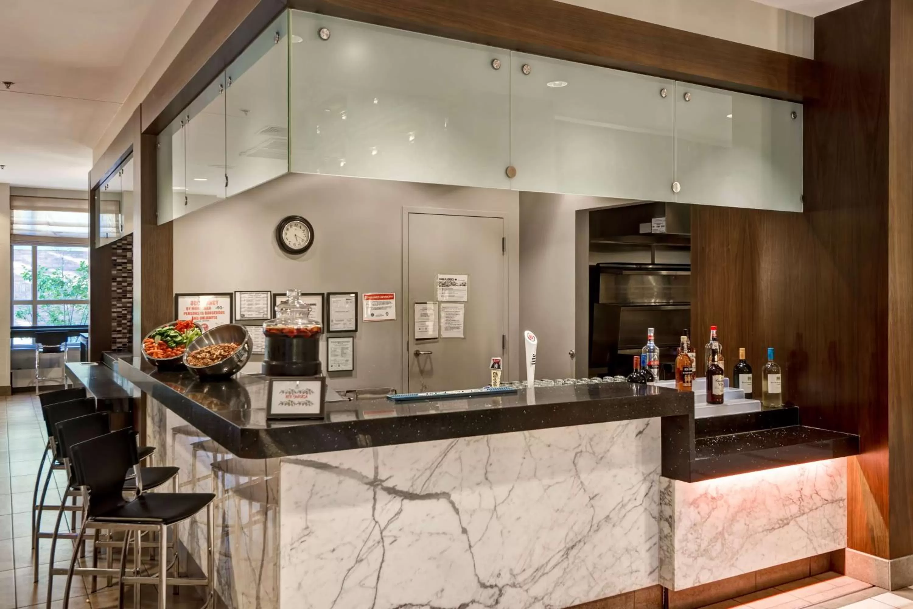 Lounge or bar in Embassy Suites Chicago - Downtown River North