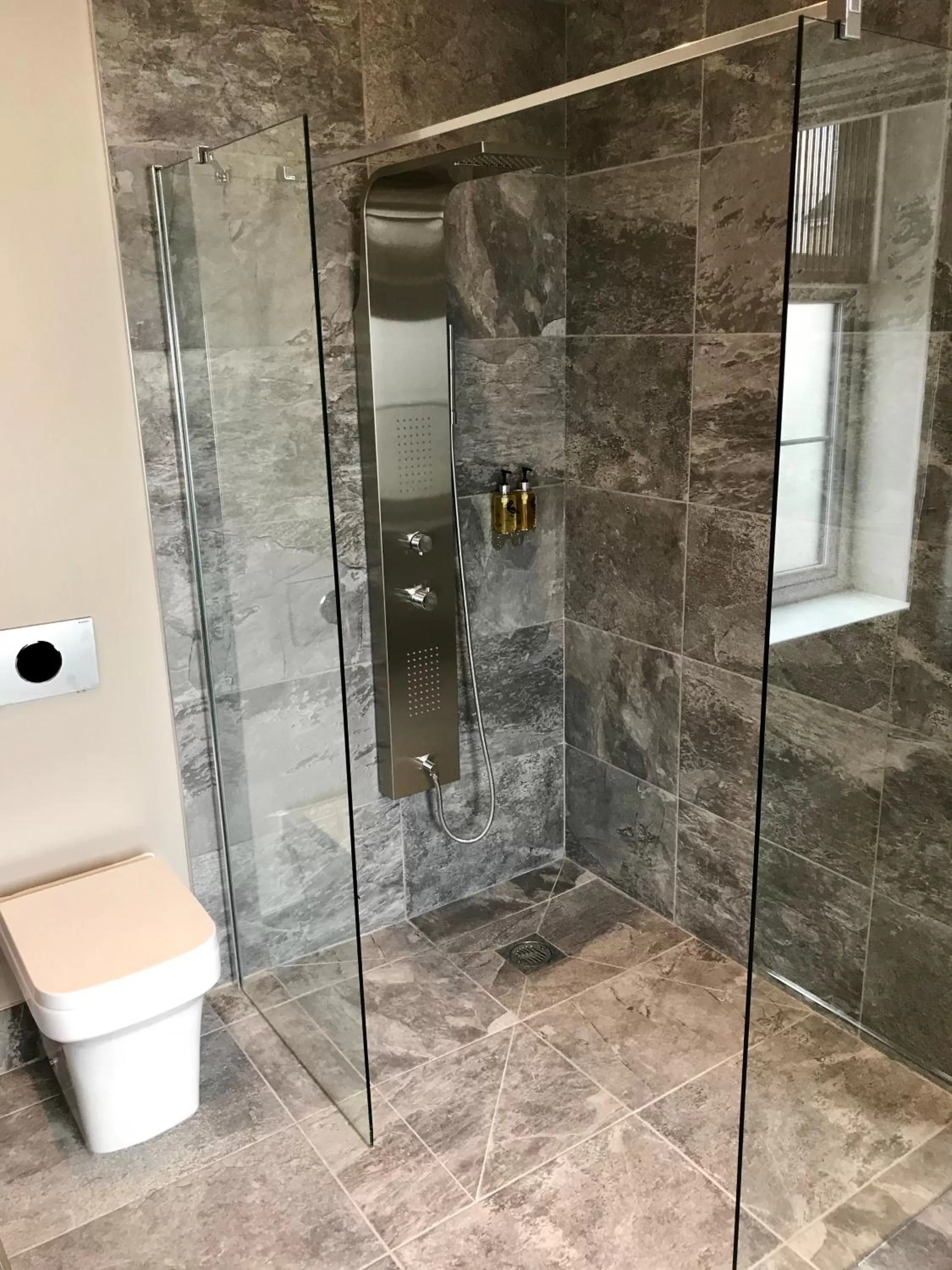 Bathroom in The Raven Hotel