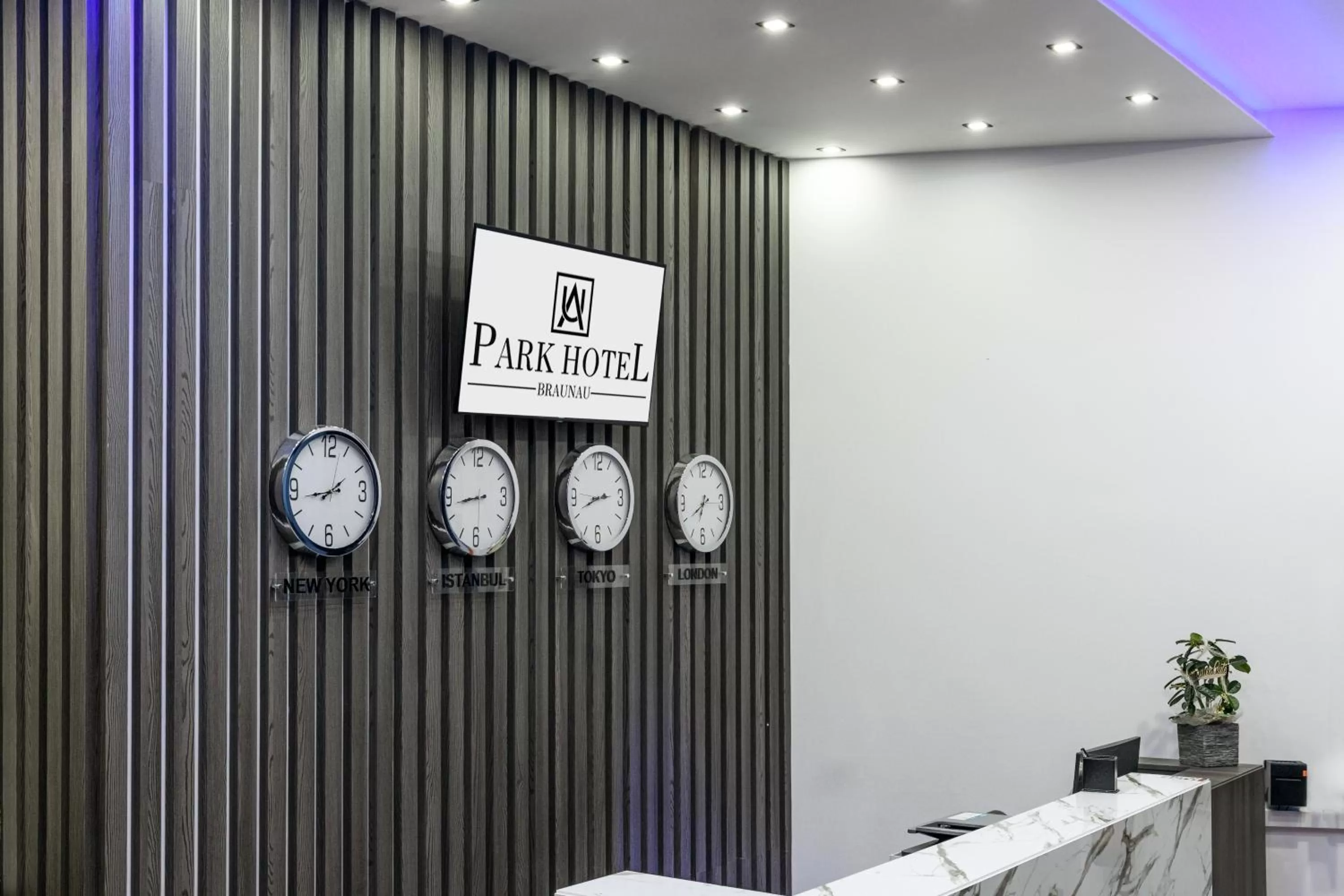 Lobby or reception in PARKHOTEL BRAUNAU - 24 Stunden Self Check-IN