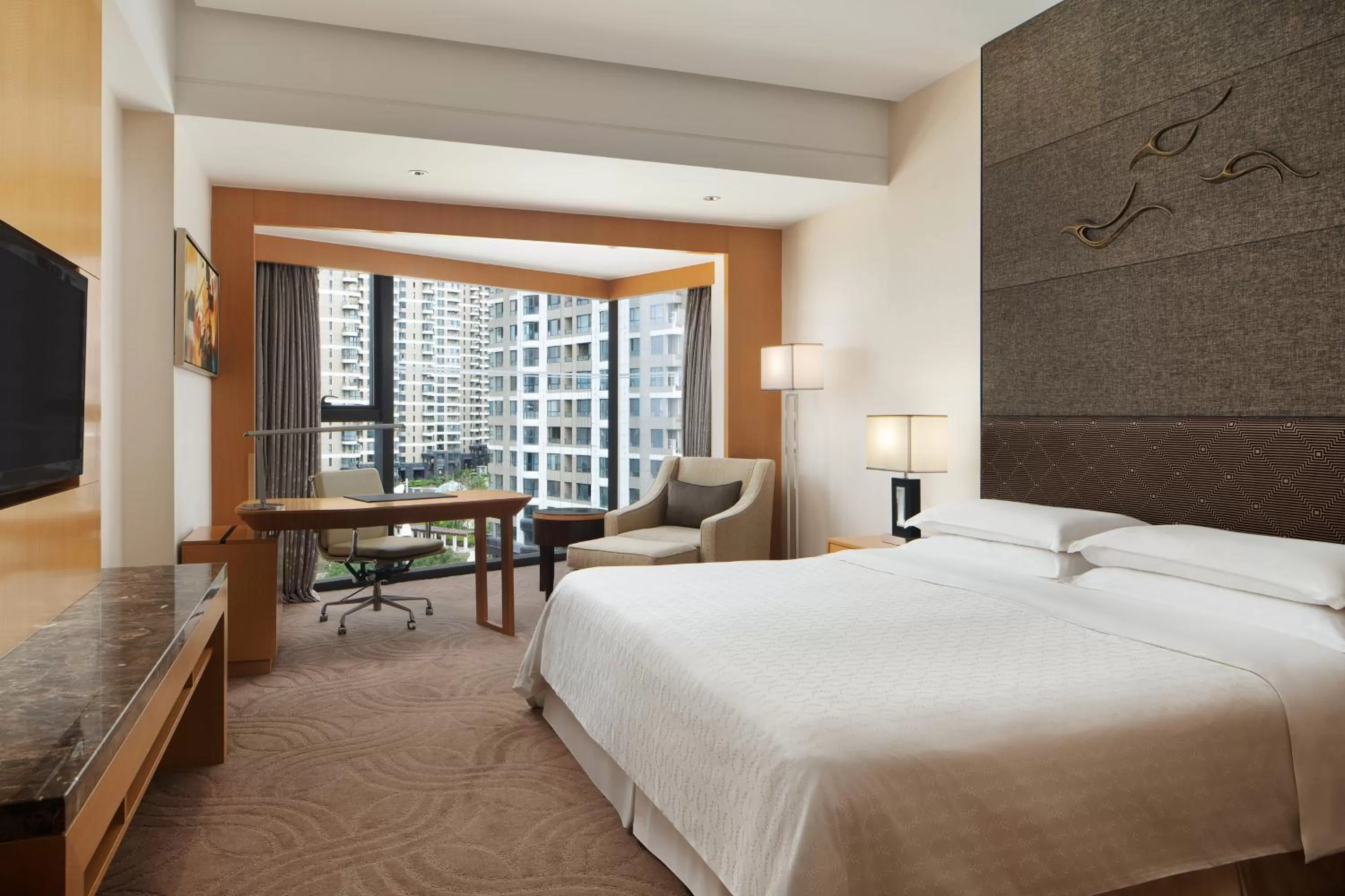 Photo of the whole room, Bed in Sheraton Yantai Golden Beach Resort