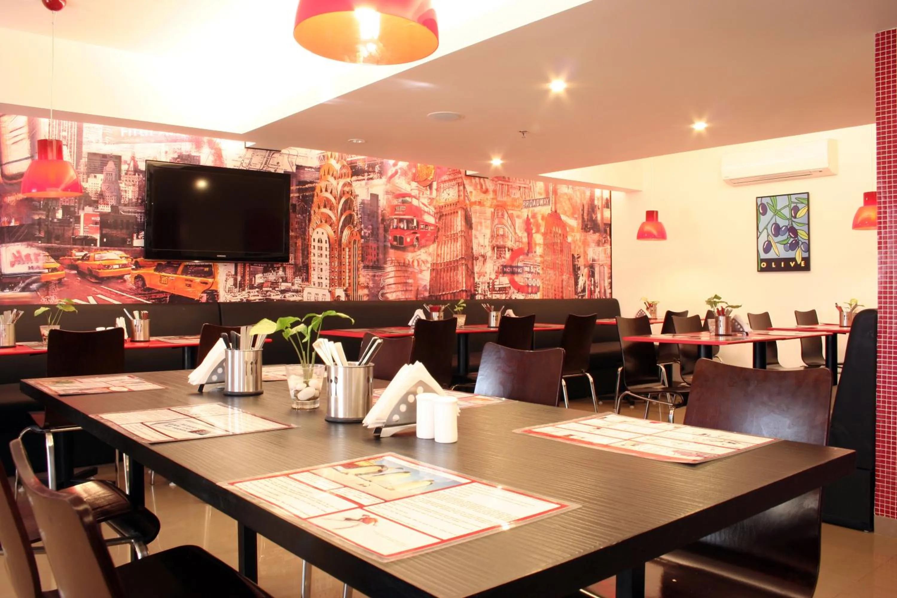 Restaurant/places to eat in Red Fox by Lemon Tree Hotels, East Delhi