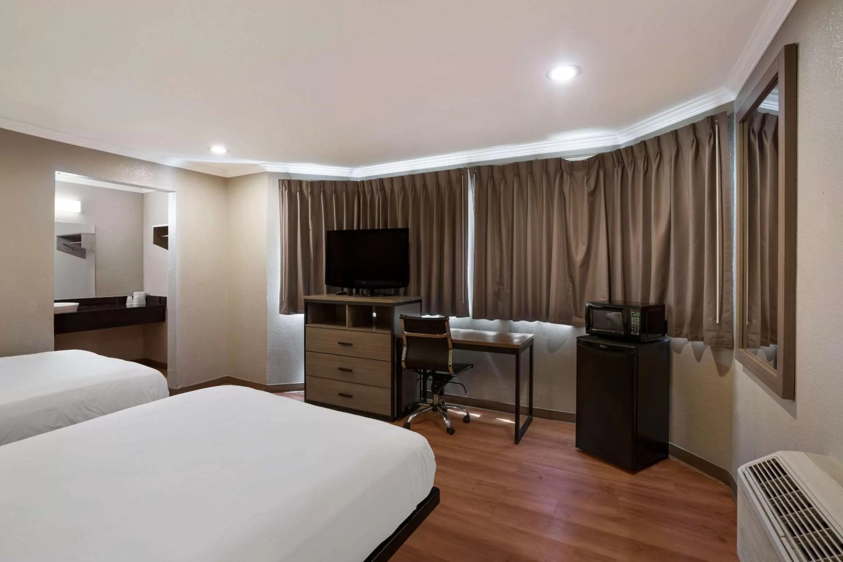 Bedroom, TV/Entertainment Center in Econo Lodge