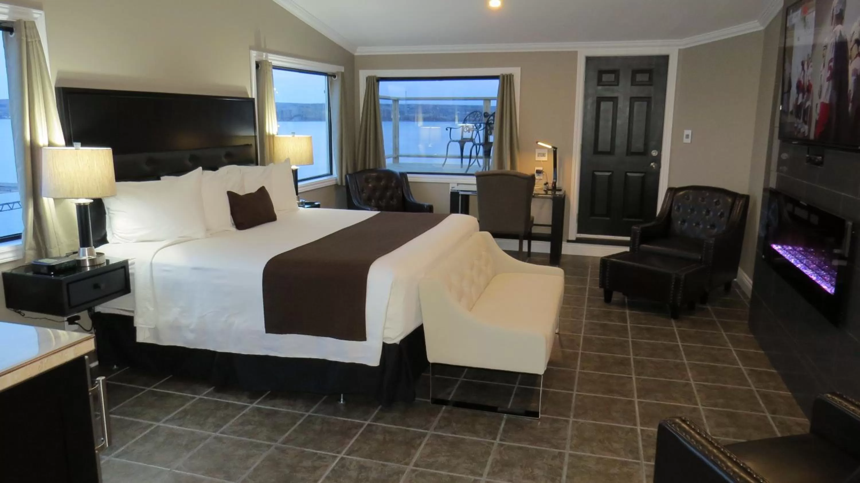 Bed in Dockside Suites