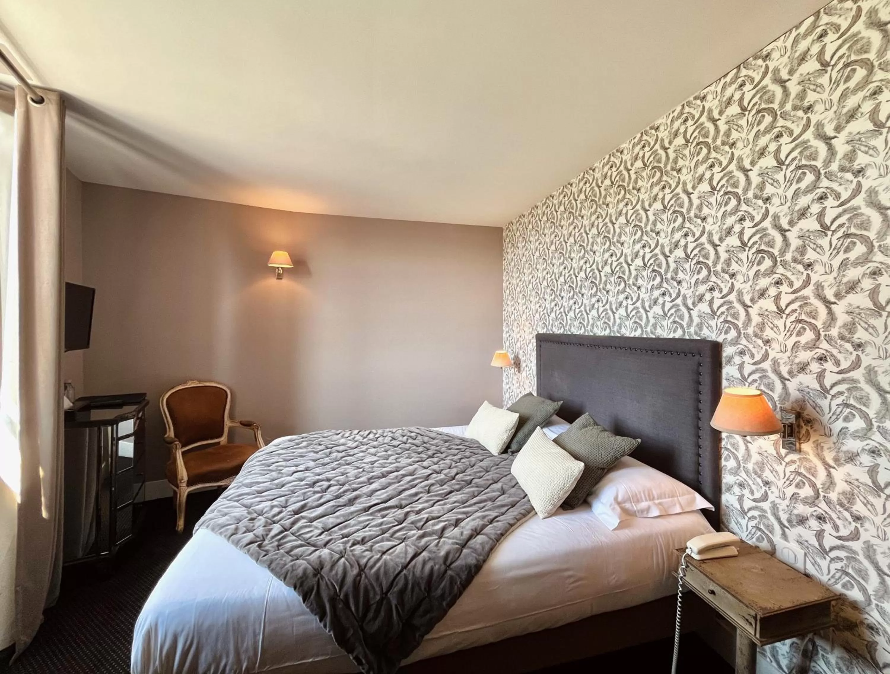 Bedroom, Bed in Hôtel des Basses Pyrénées - Bayonne