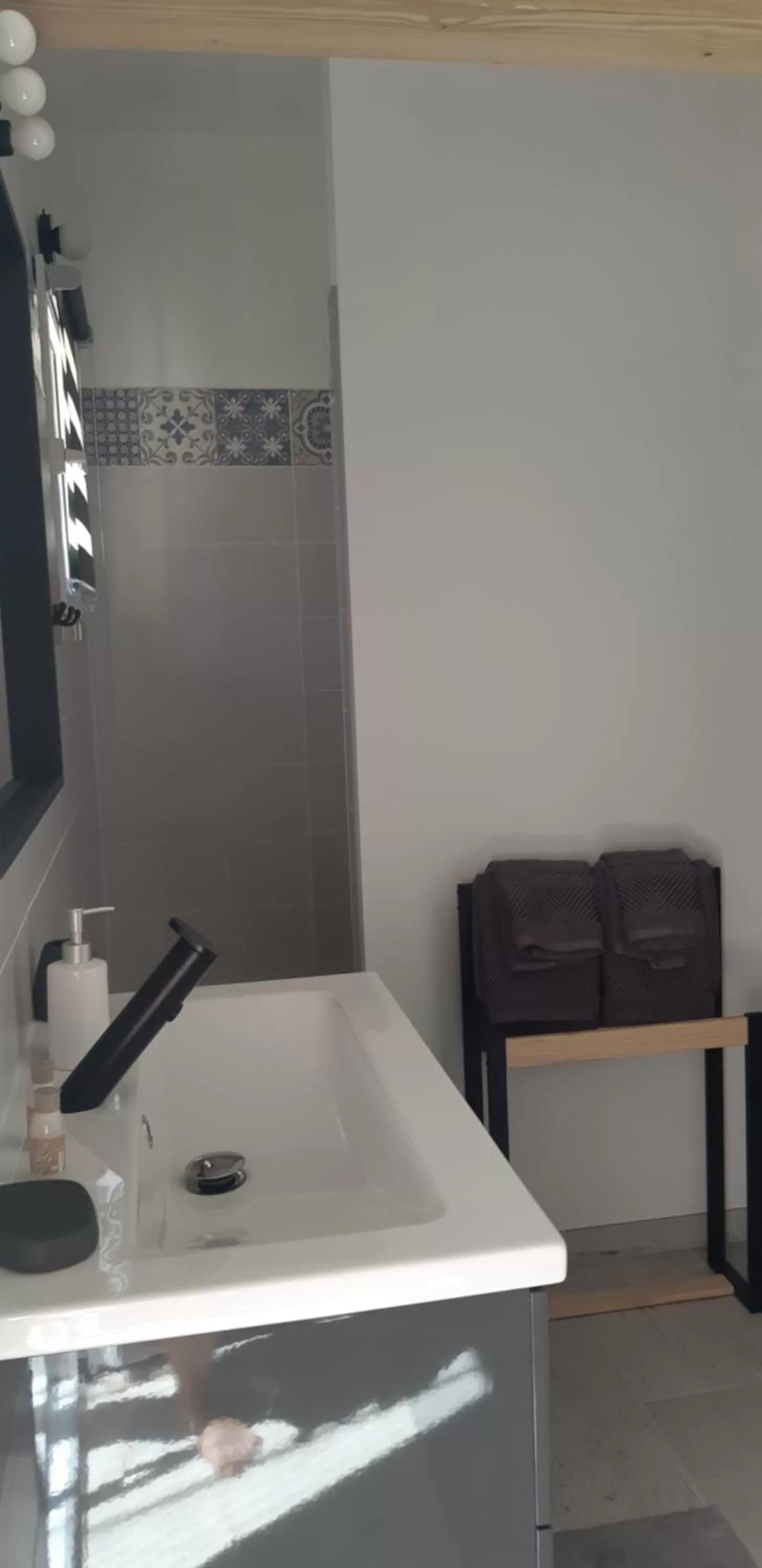 Shower, Bathroom in Maison d'Hôtes & Spa La Chêneraie-Provence Ventoux