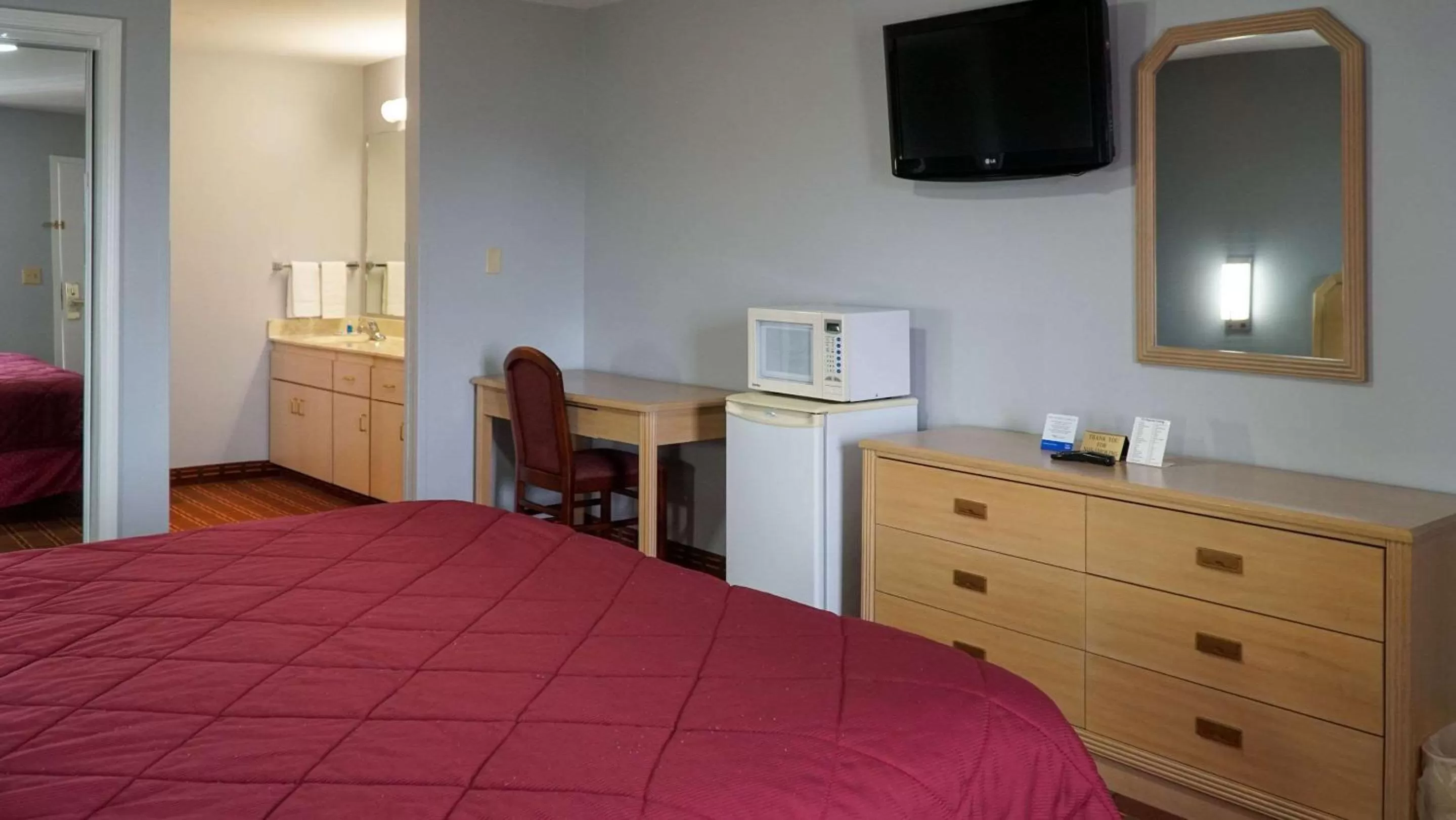 Photo of the whole room, Bed in Rodeway Inn