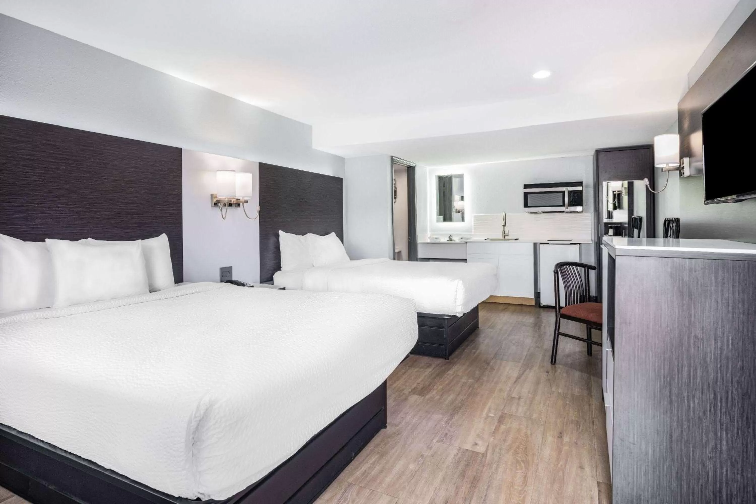 Photo of the whole room, Bed in Days Inn & Suites by Wyndham Niagara Falls/Buffalo