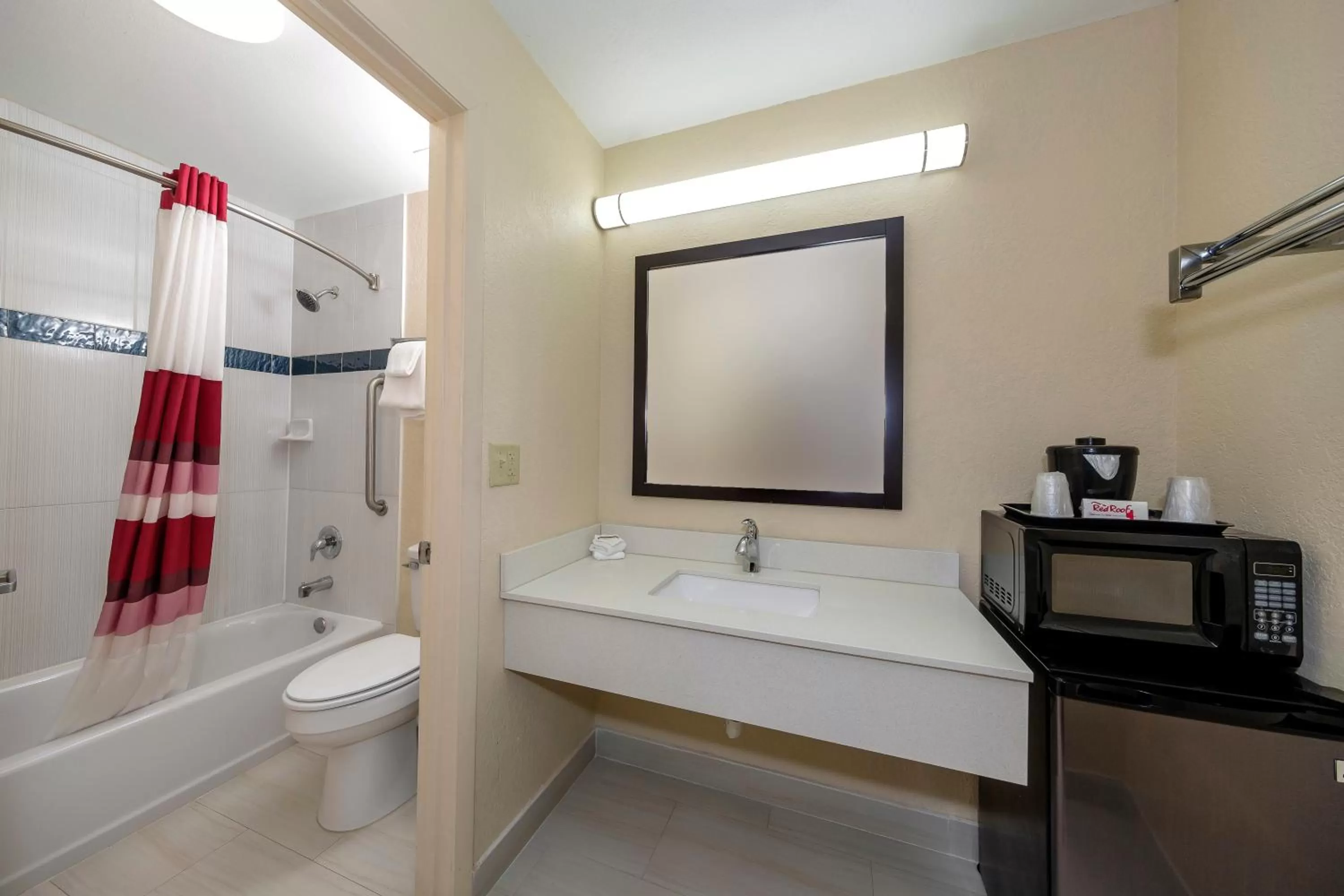 Bathroom, Bed in Red Roof Inn Ellenton - Bradenton NE