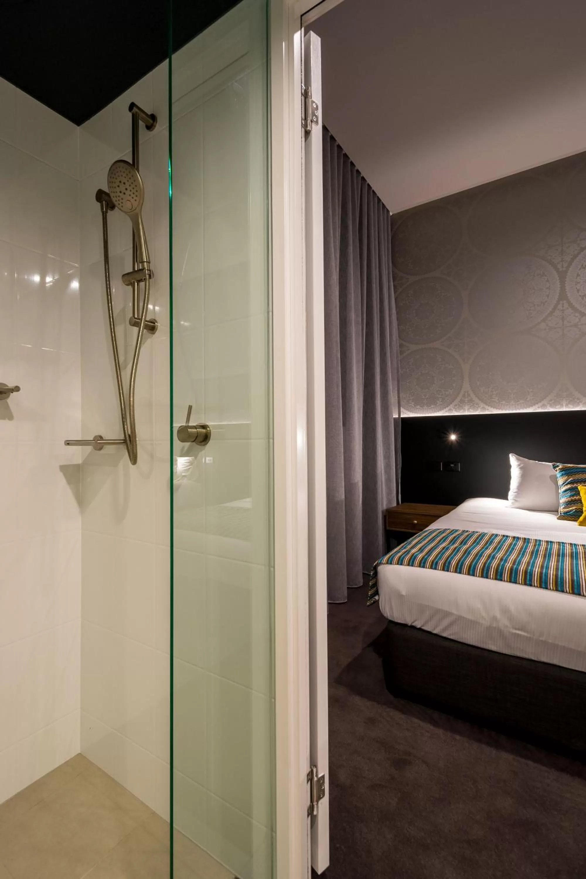 Bathroom, Bed in Elite Gold Coast