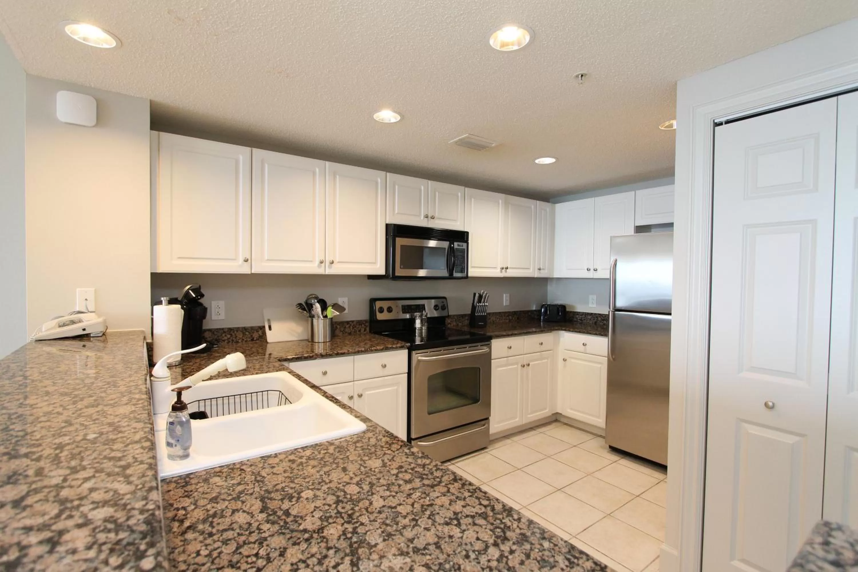Kitchen or kitchenette, Kitchen/Kitchenette in Majestic Beach Resort, Panama City Beach, Fl