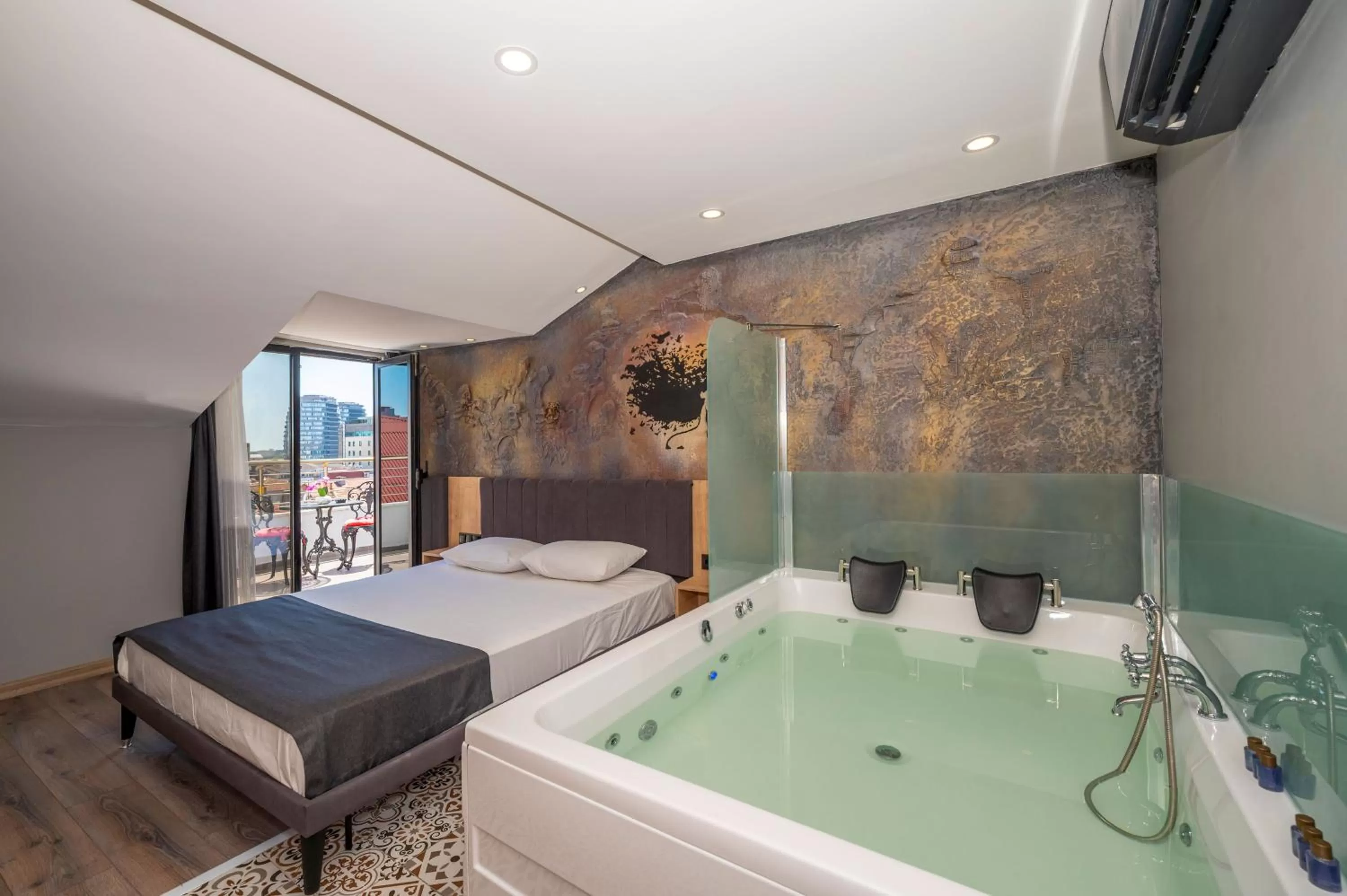 Photo of the whole room, Bed in Grand Palace Hotel