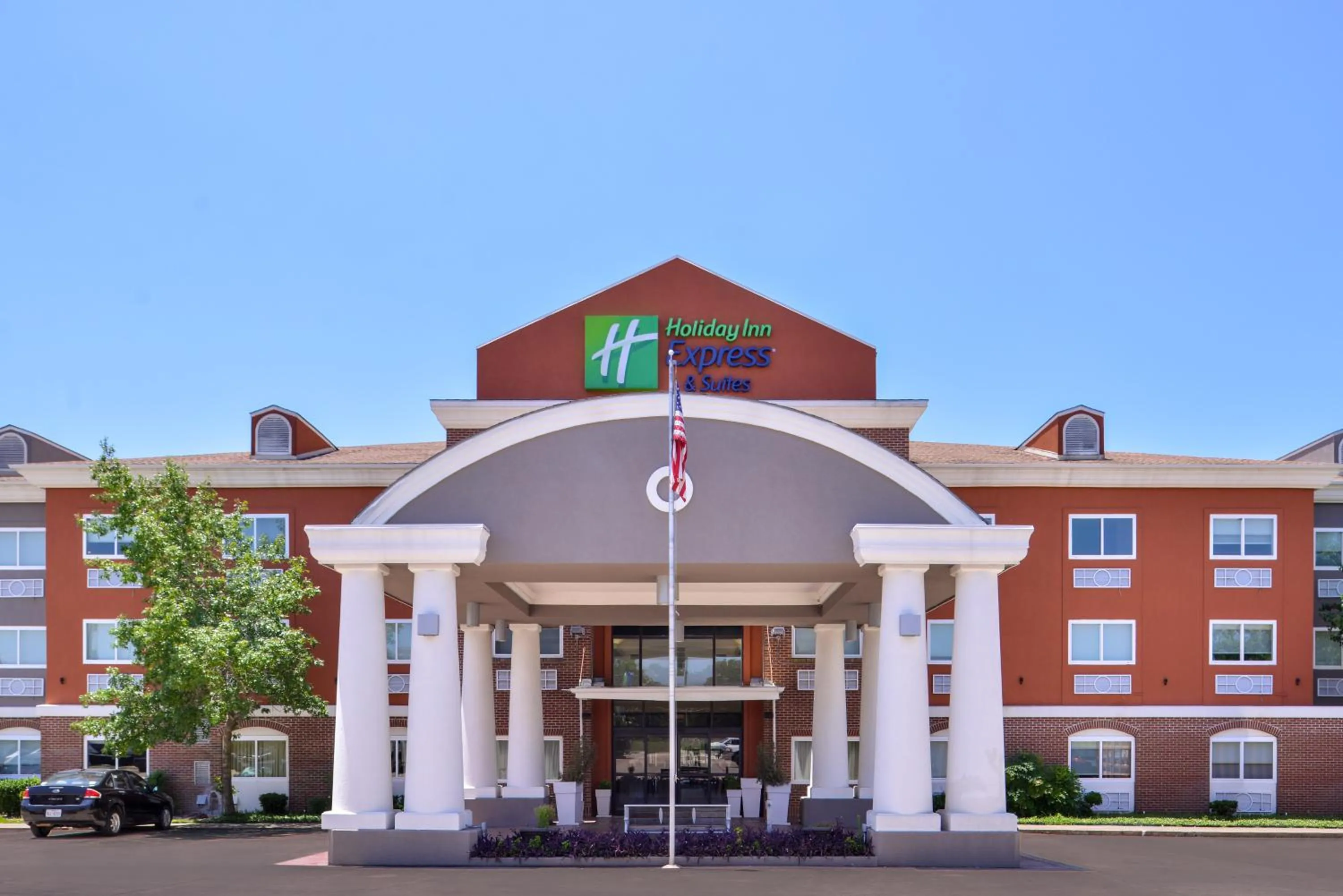 Property building in Holiday Inn Express Hotel & Suites Elgin by IHG