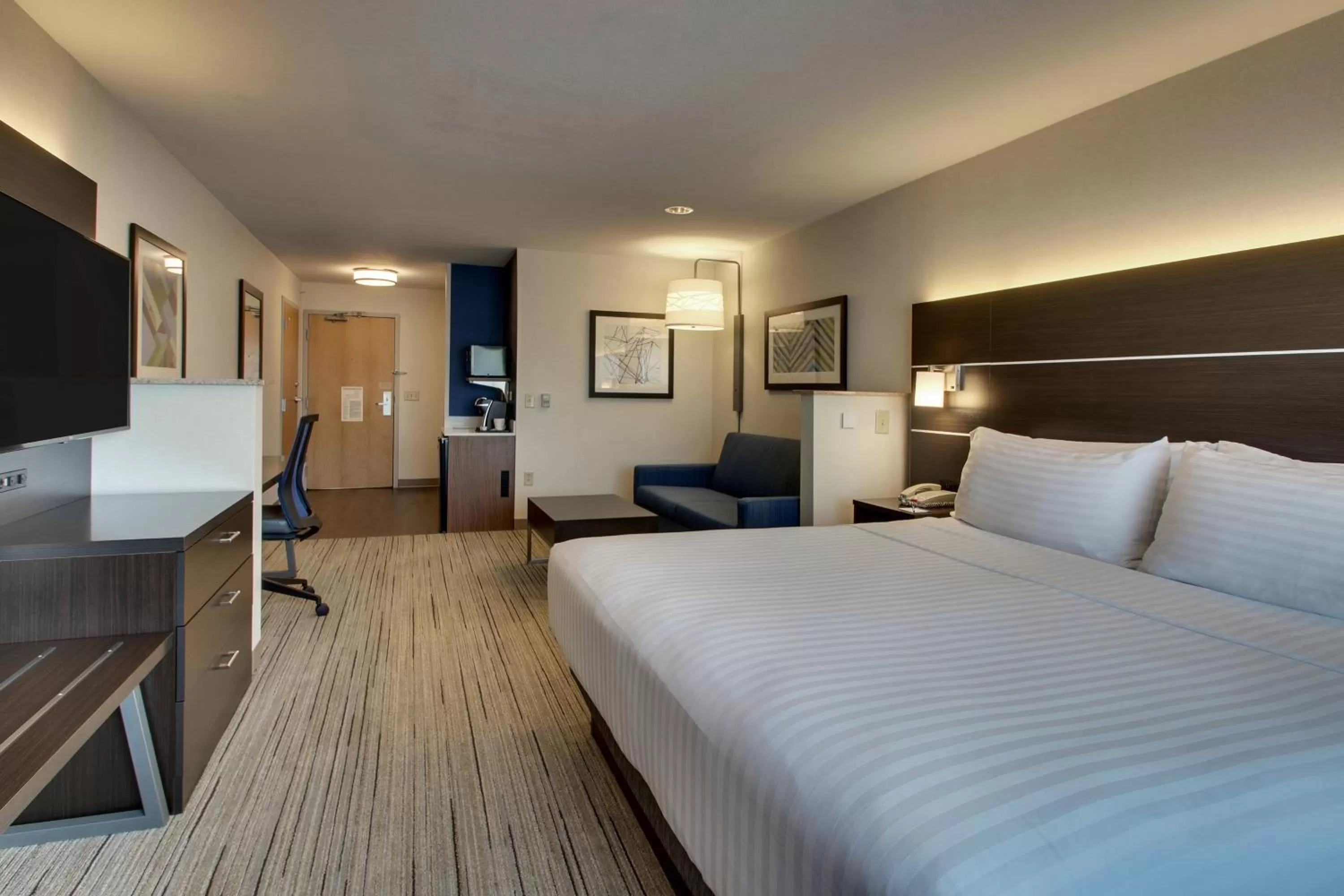 Photo of the whole room, Bed in Holiday Inn Express Hotel & Suites Morris by IHG