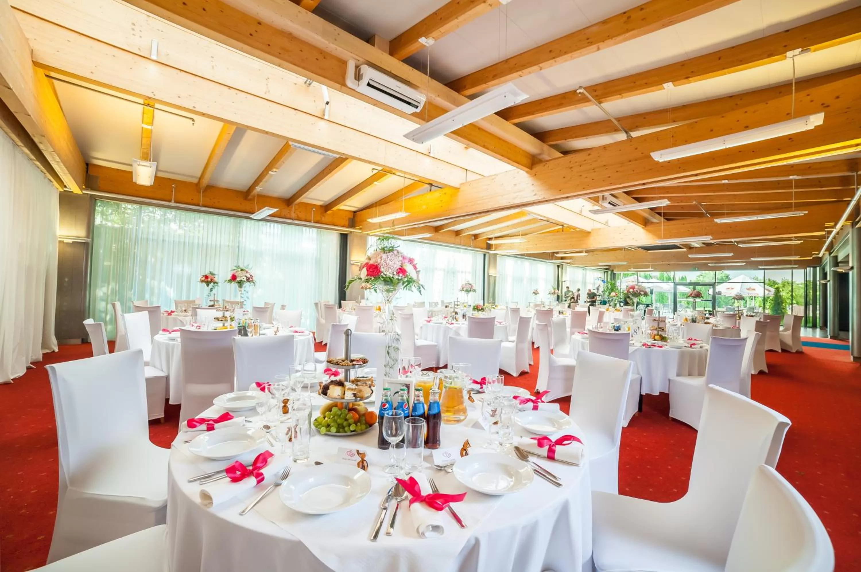 Restaurant/places to eat in Express Kraków Hotel