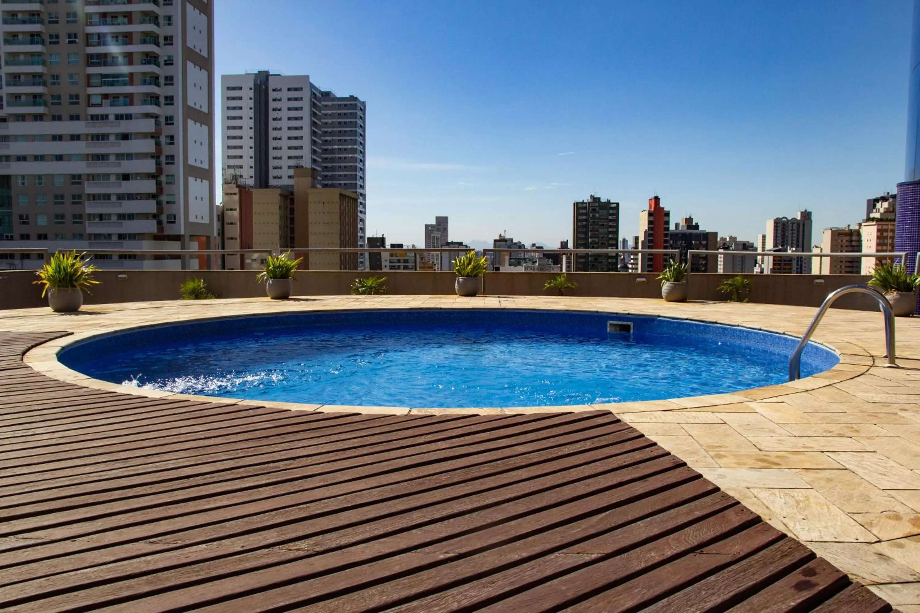Swimming pool in Bristol Brasil 500 Curitiba Batel