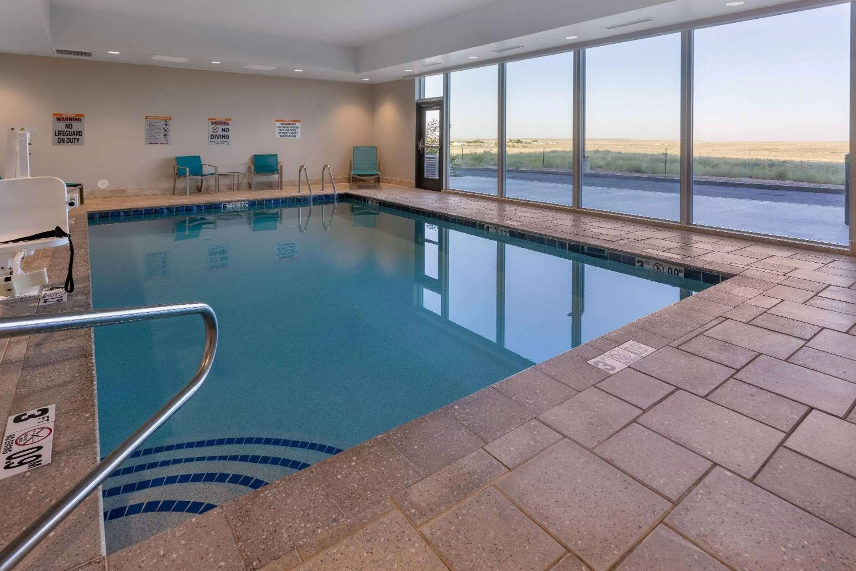 Swimming pool in La Quinta Inn & Suites by Wyndham Holbrook Petrified Forest