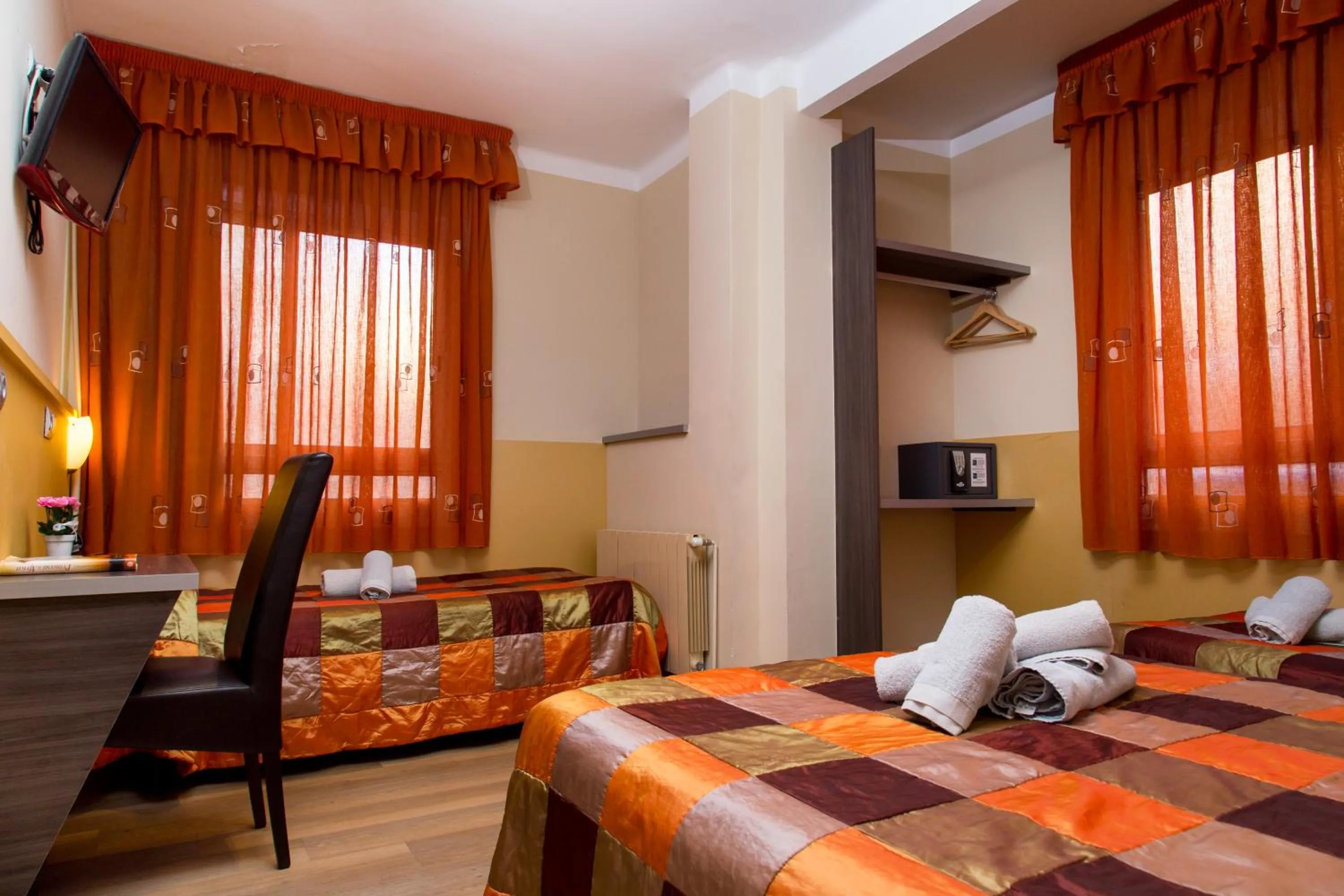 Photo of the whole room, Bed in Hostal Barcelona