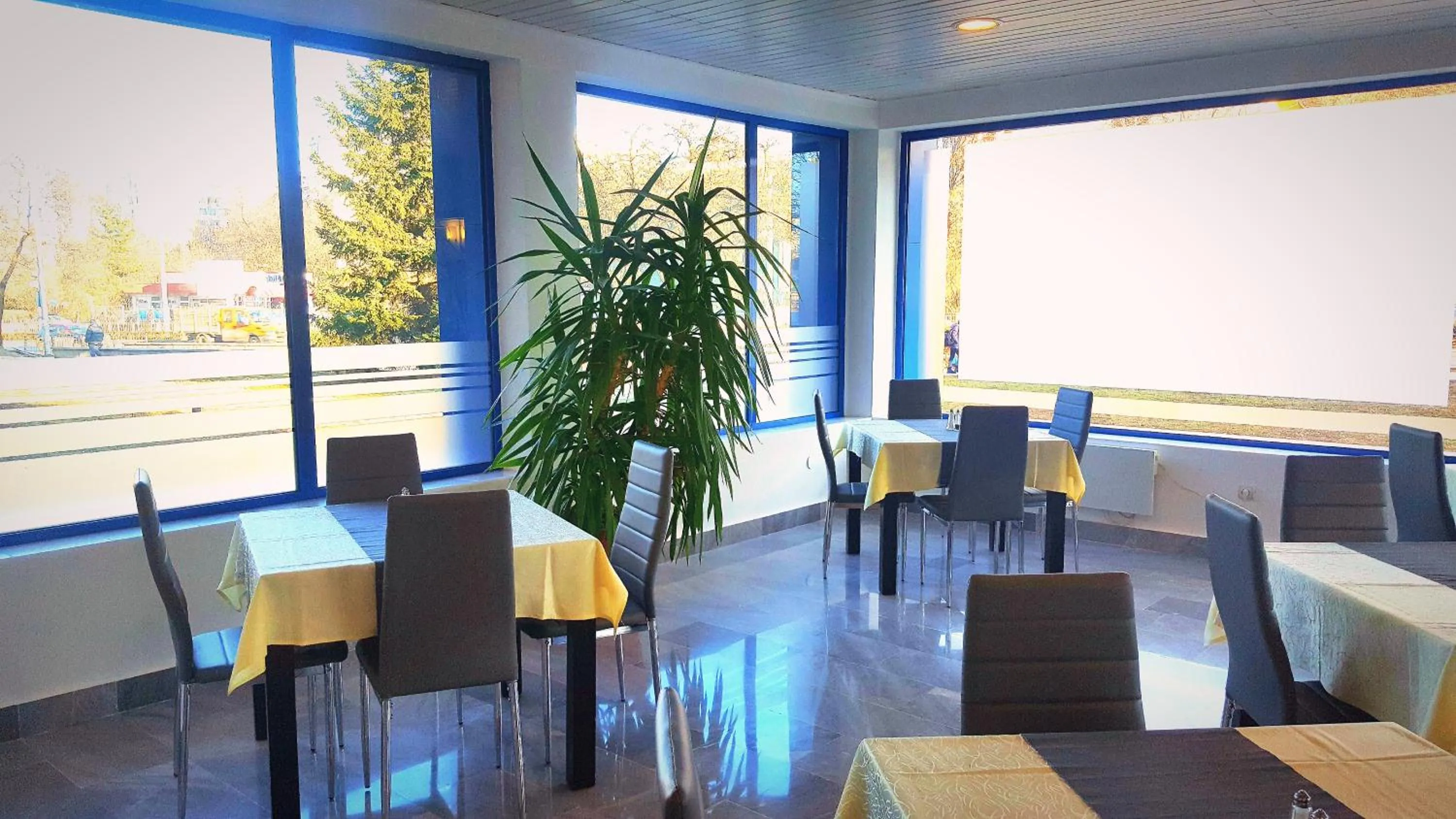 Restaurant/places to eat in Family Hotel Dalis