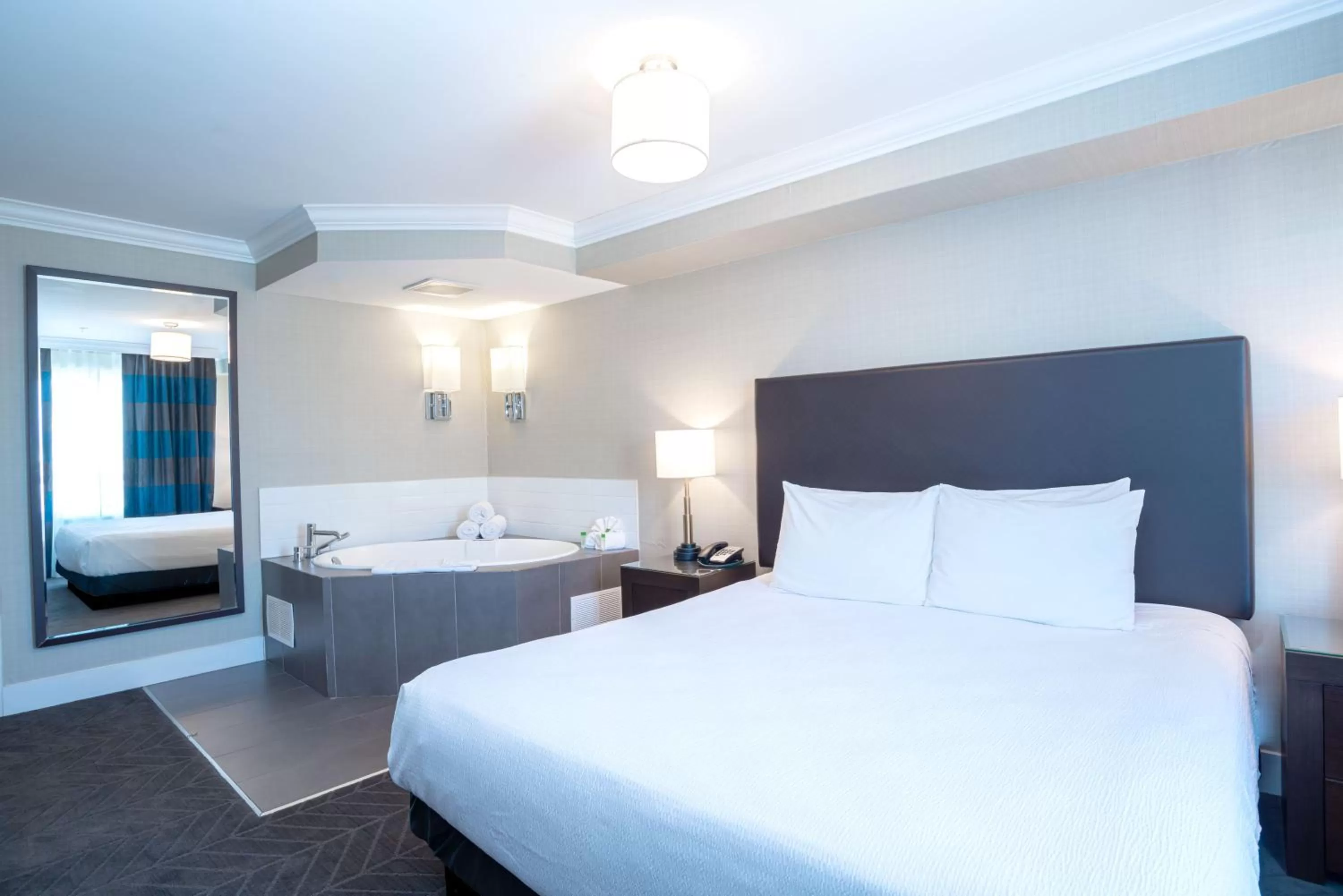 Photo of the whole room, Bed in Sandman Hotel Oakville