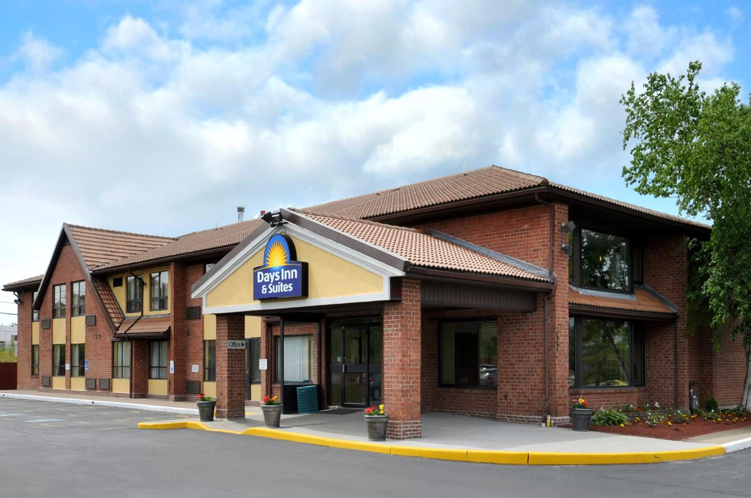 Facade/entrance in Days Inn by Wyndham Utica